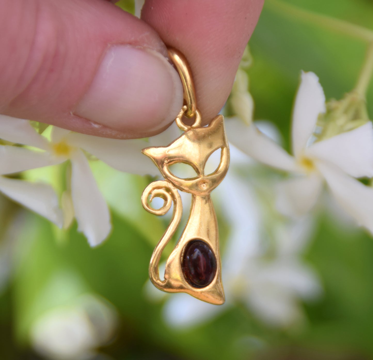 Ciondolo con gatto in Ambra naturale marrone scura e Argento 925 placcato in Oro 18k, MJ Baltica, BZW156