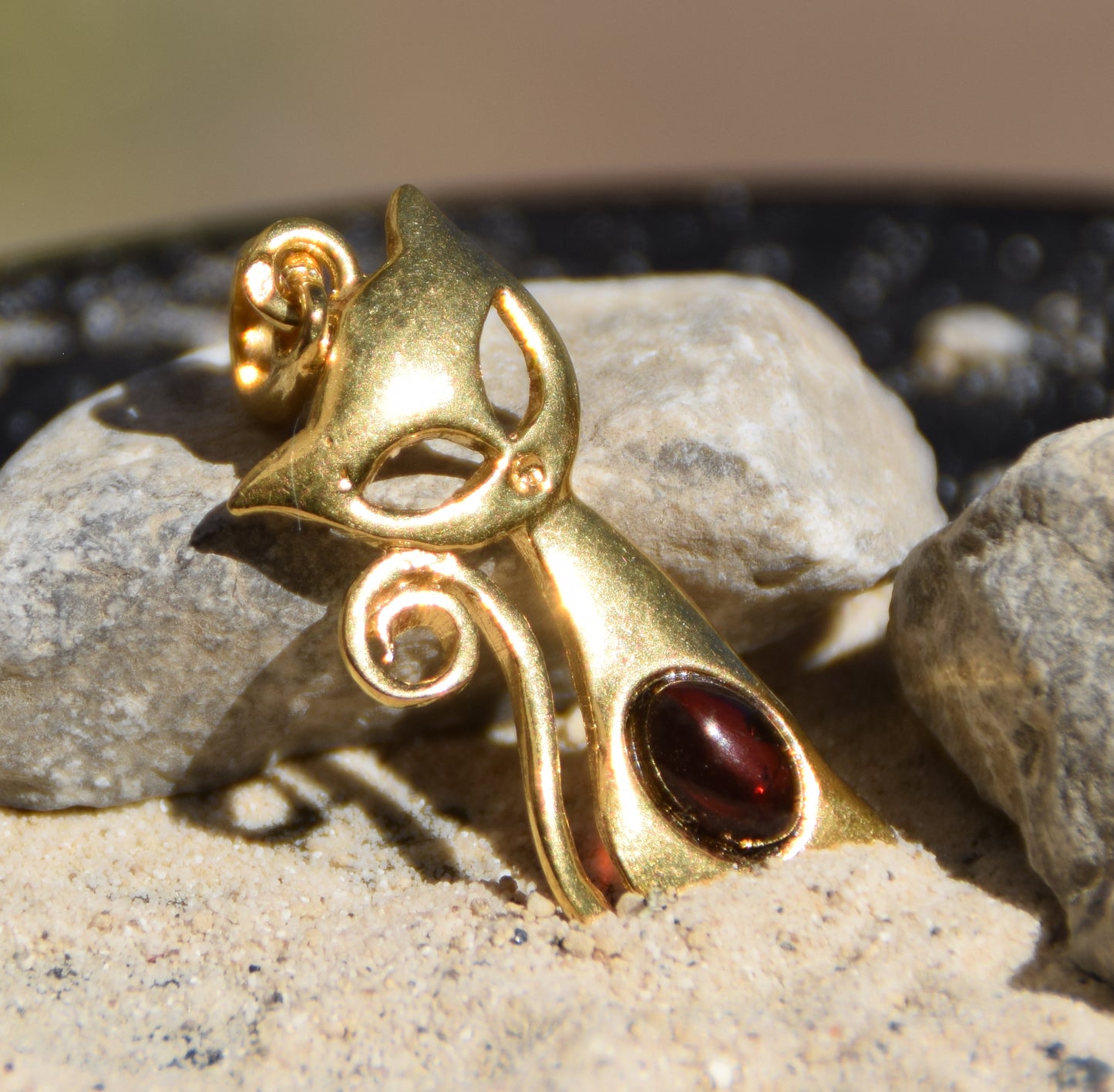 Ciondolo con gatto in Ambra naturale marrone scura e Argento 925 placcato in Oro 18k, MJ Baltica, BZW156