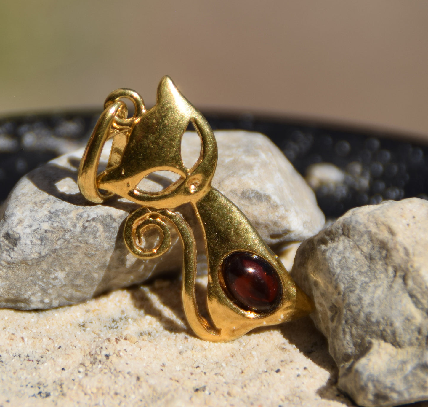 Ciondolo con gatto in Ambra naturale marrone scura e Argento 925 placcato in Oro 18k, MJ Baltica, BZW156