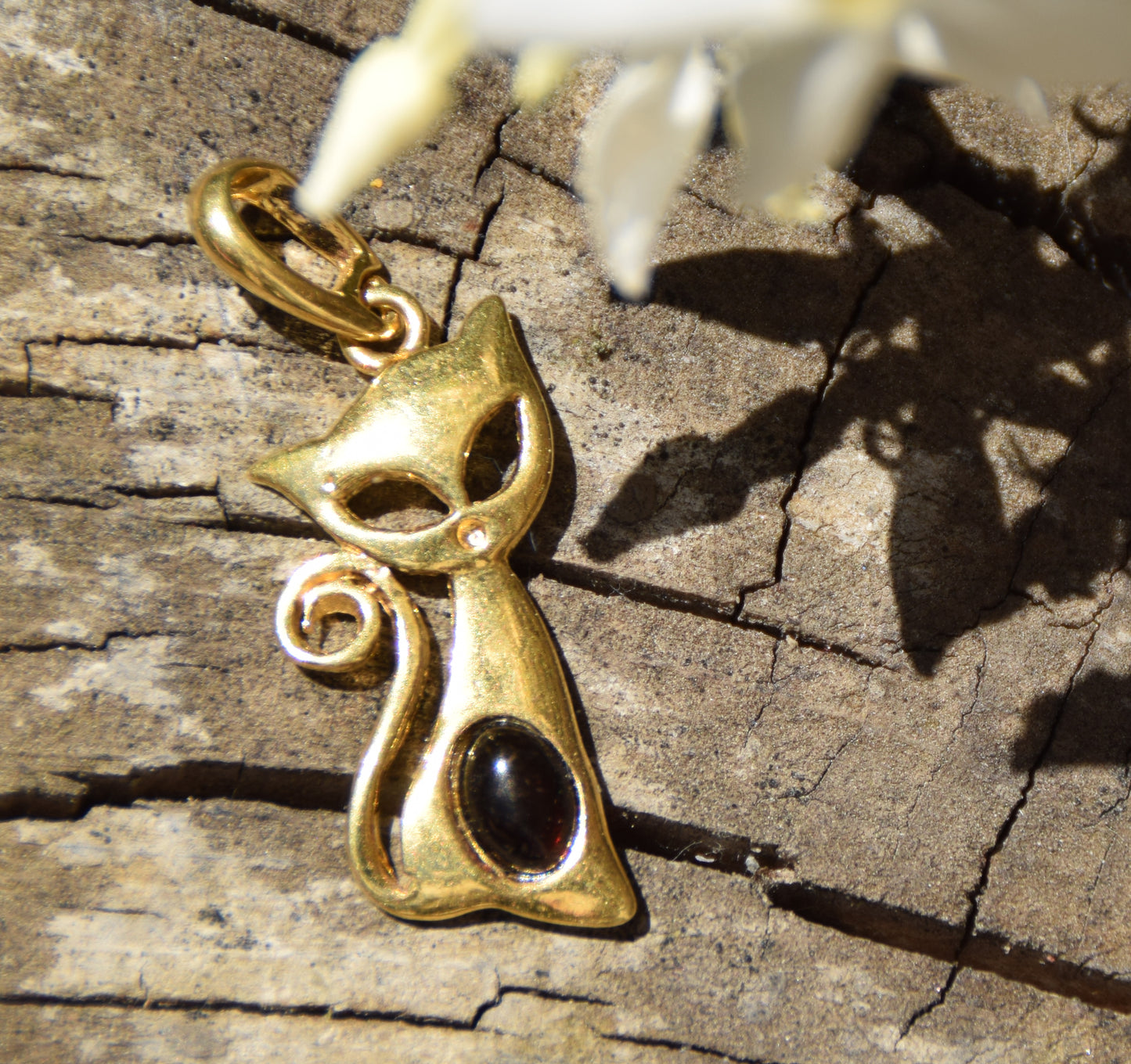 Ciondolo con gatto in Ambra naturale marrone scura e Argento 925 placcato in Oro 18k, MJ Baltica, BZW156
