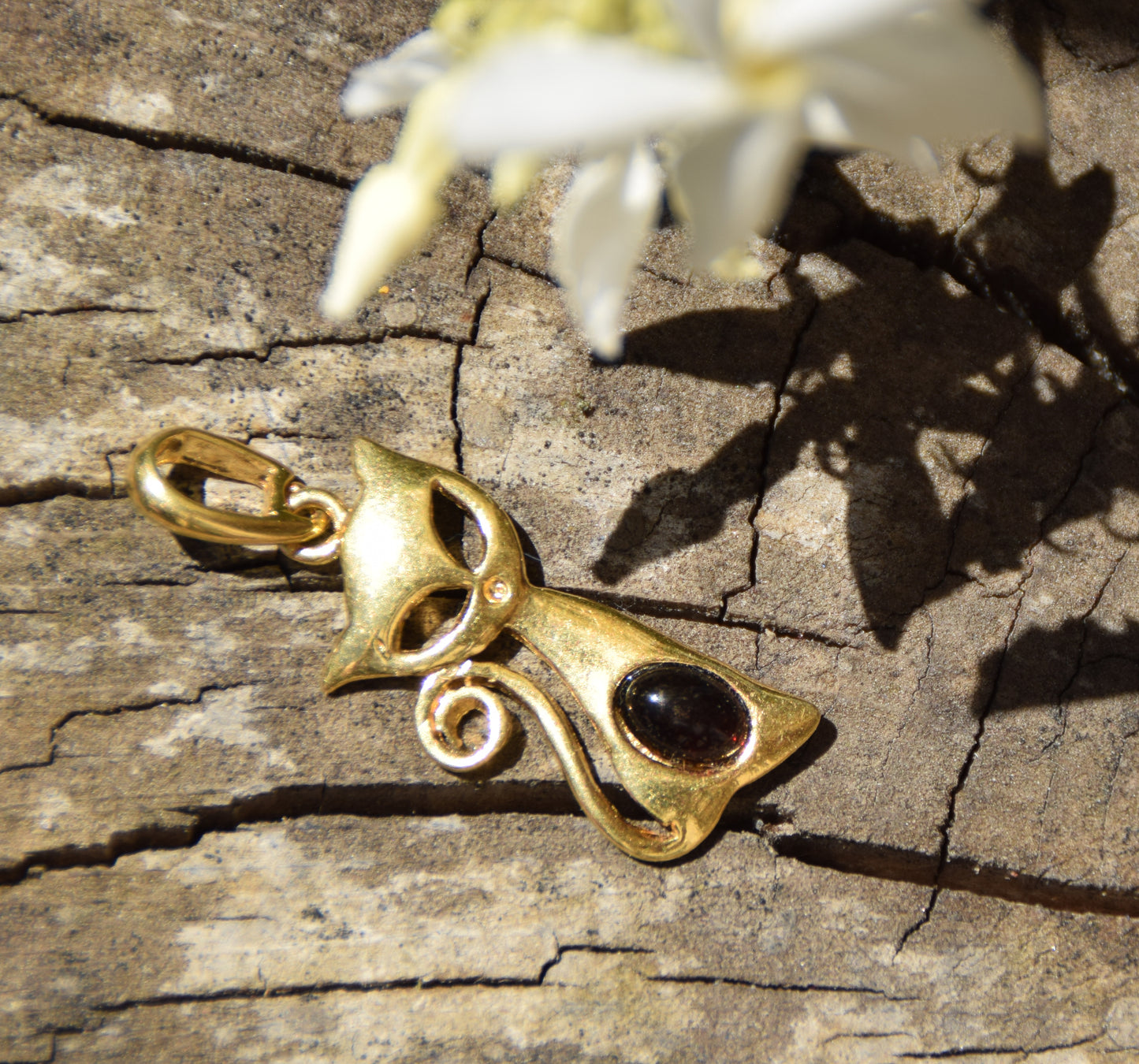 Ciondolo con gatto in Ambra naturale marrone scura e Argento 925 placcato in Oro 18k, MJ Baltica, BZW156