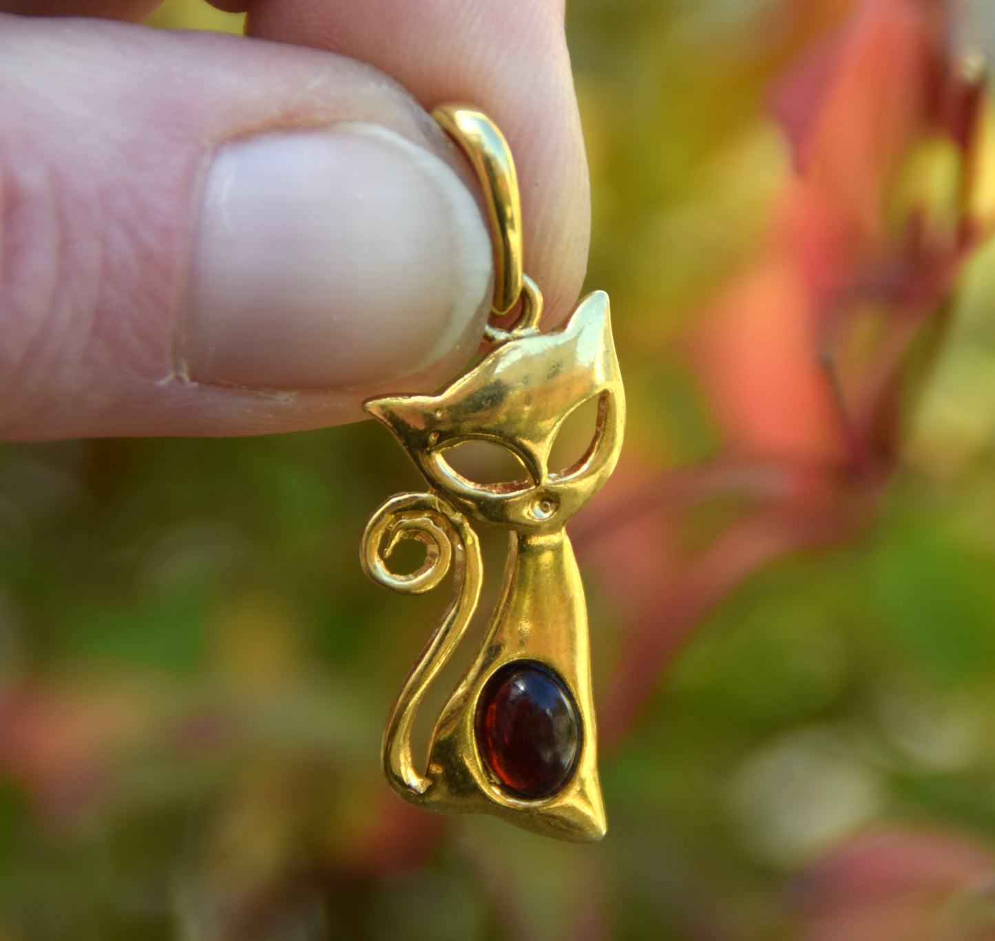 Ciondolo con gatto in Ambra naturale marrone scura e Argento 925 placcato in Oro 18k, MJ Baltica, BZW156