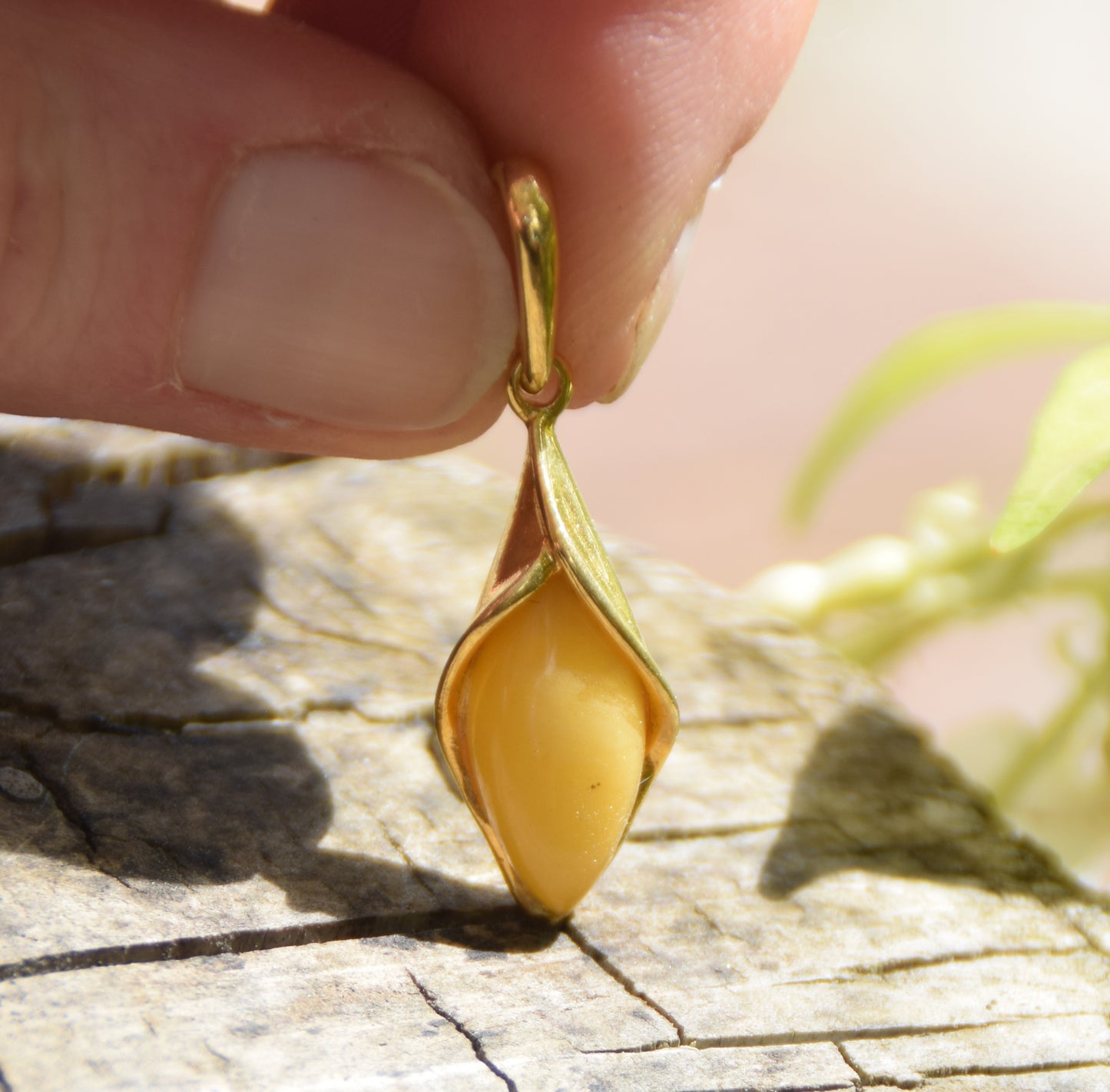 Elegant floral pendant in imperial natural Amber and 18k Gold-plated Sterling Silver, MJ Baltica, BZW157