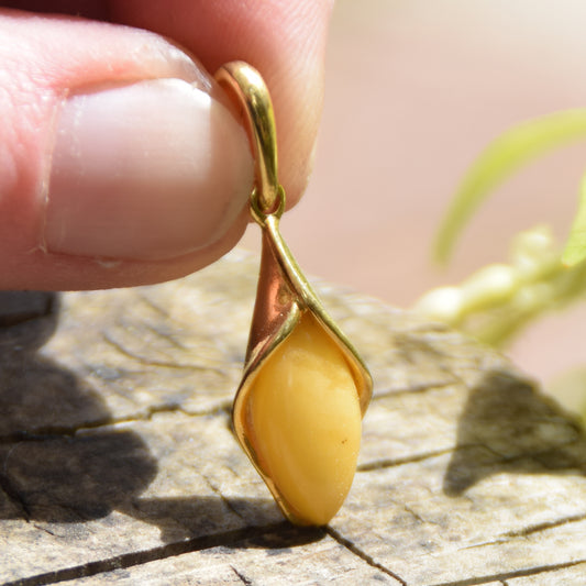 Elegant floral pendant in imperial natural Amber and 18k Gold-plated Sterling Silver, MJ Baltica, BZW157