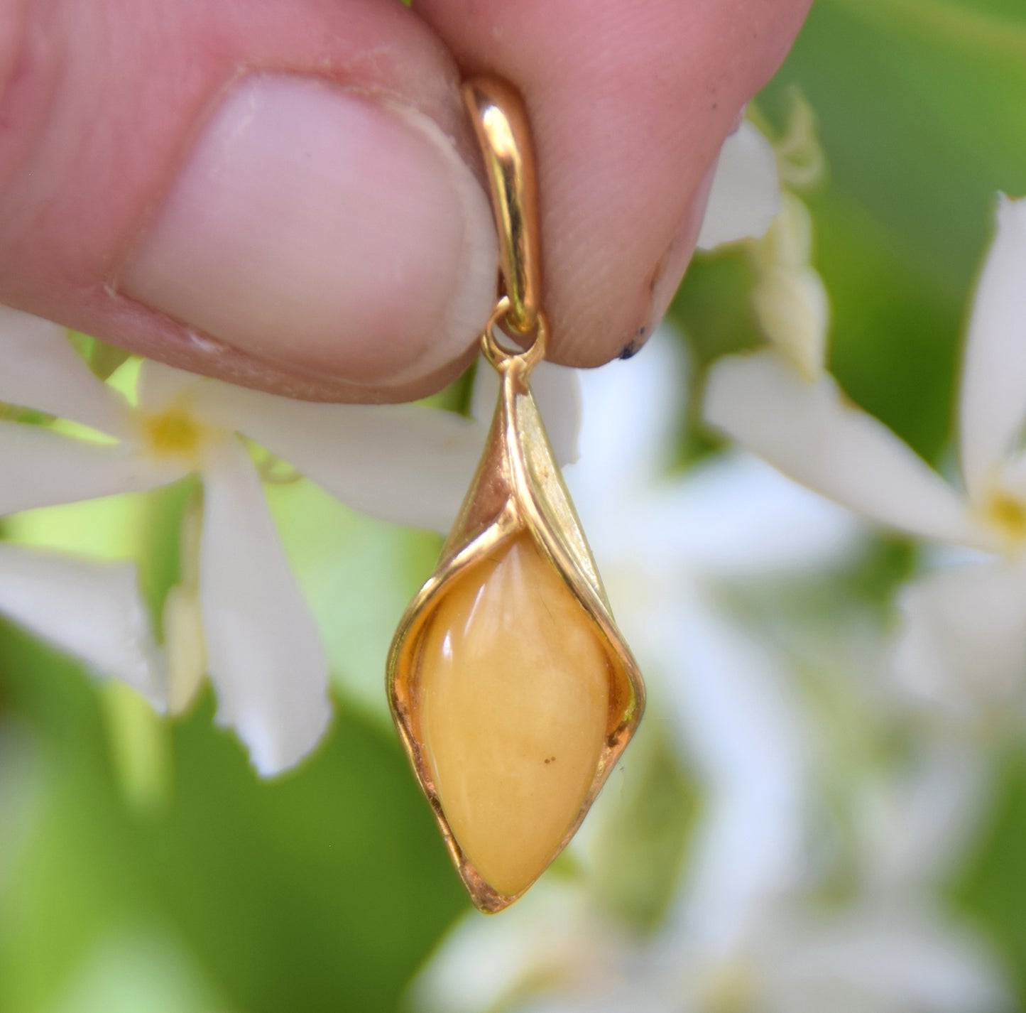 Elegant floral pendant in imperial natural Amber and 18k Gold-plated Sterling Silver, MJ Baltica, BZW157