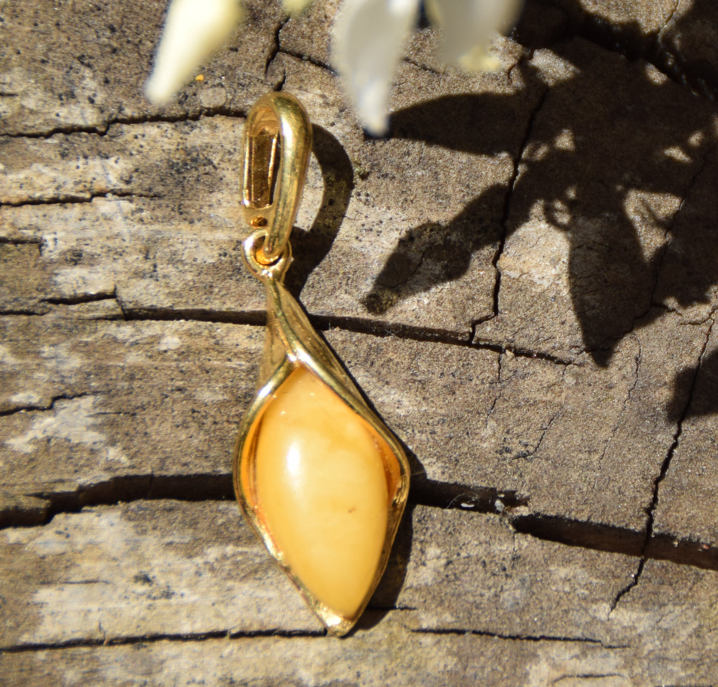 Elegant floral pendant in imperial natural Amber and 18k Gold-plated Sterling Silver, MJ Baltica, BZW157