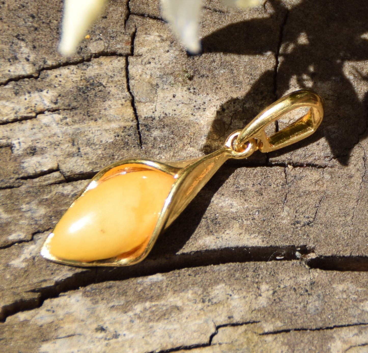 Elegant floral pendant in imperial natural Amber and 18k Gold-plated Sterling Silver, MJ Baltica, BZW157