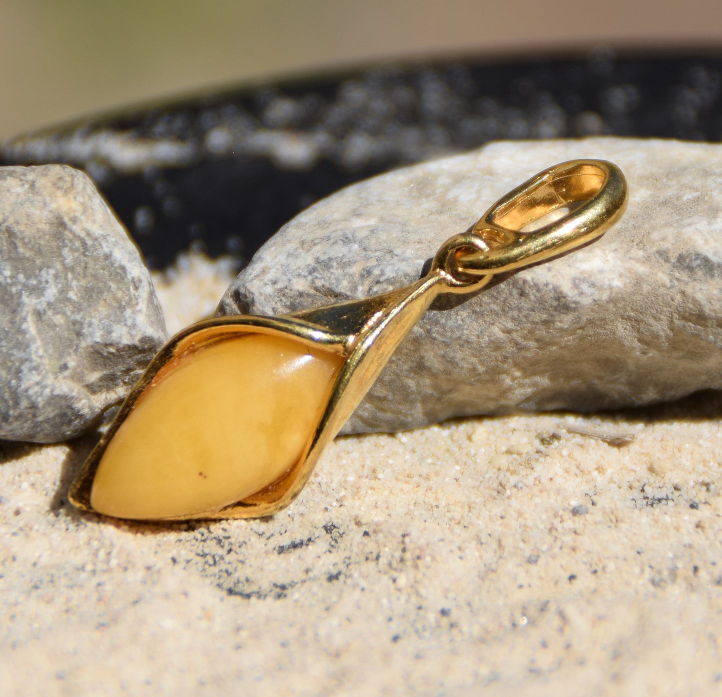 Elegant floral pendant in imperial natural Amber and 18k Gold-plated Sterling Silver, MJ Baltica, BZW157