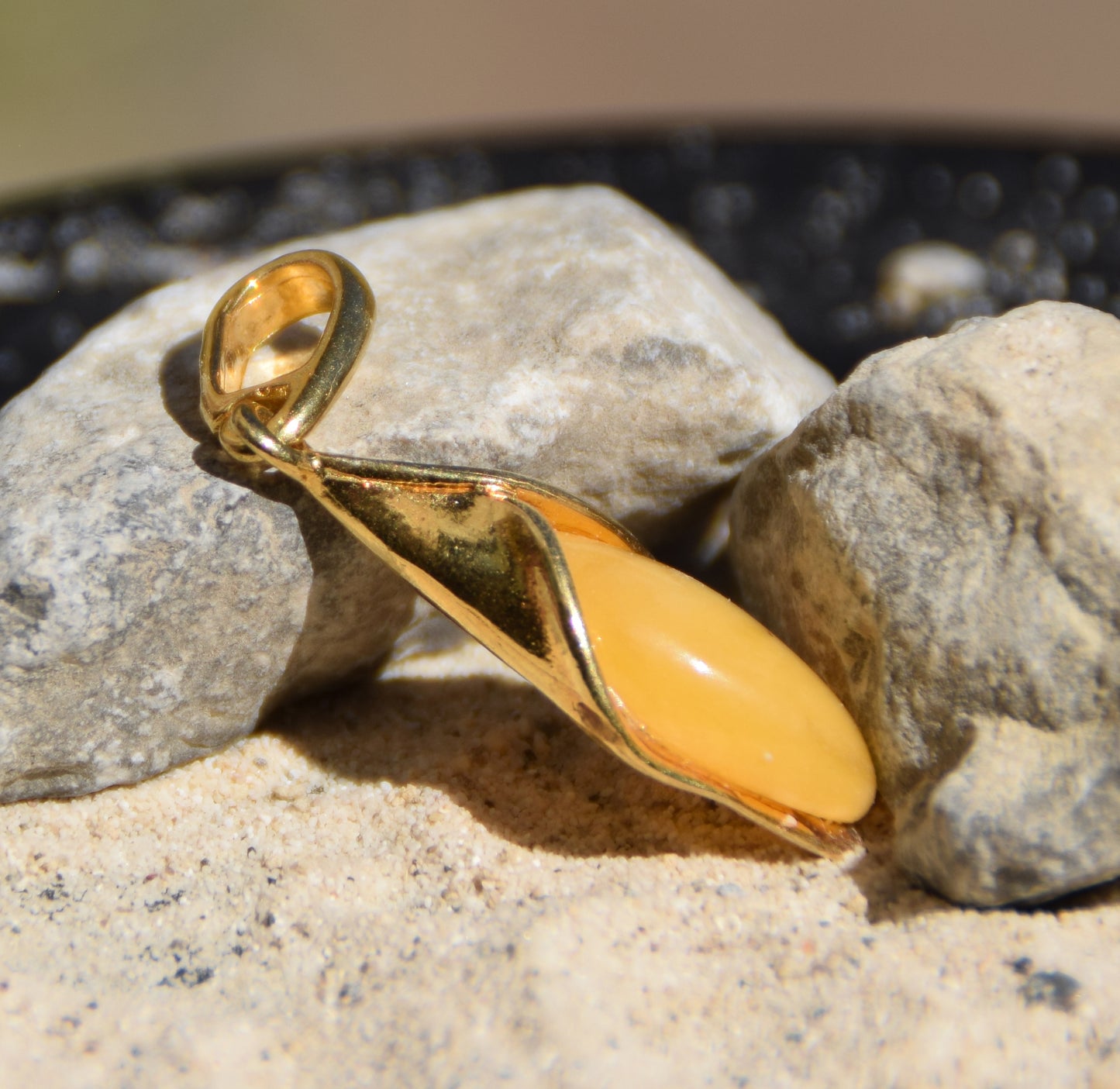Elegant floral pendant in imperial natural Amber and 18k Gold-plated Sterling Silver, MJ Baltica, BZW157