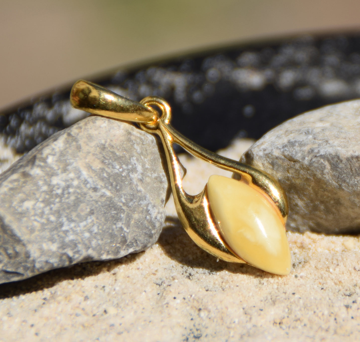 Elegante ciondolo in Ambra naturale imperiale e Argento 925 placcato in Oro 18k, MJ Baltica, BZW160