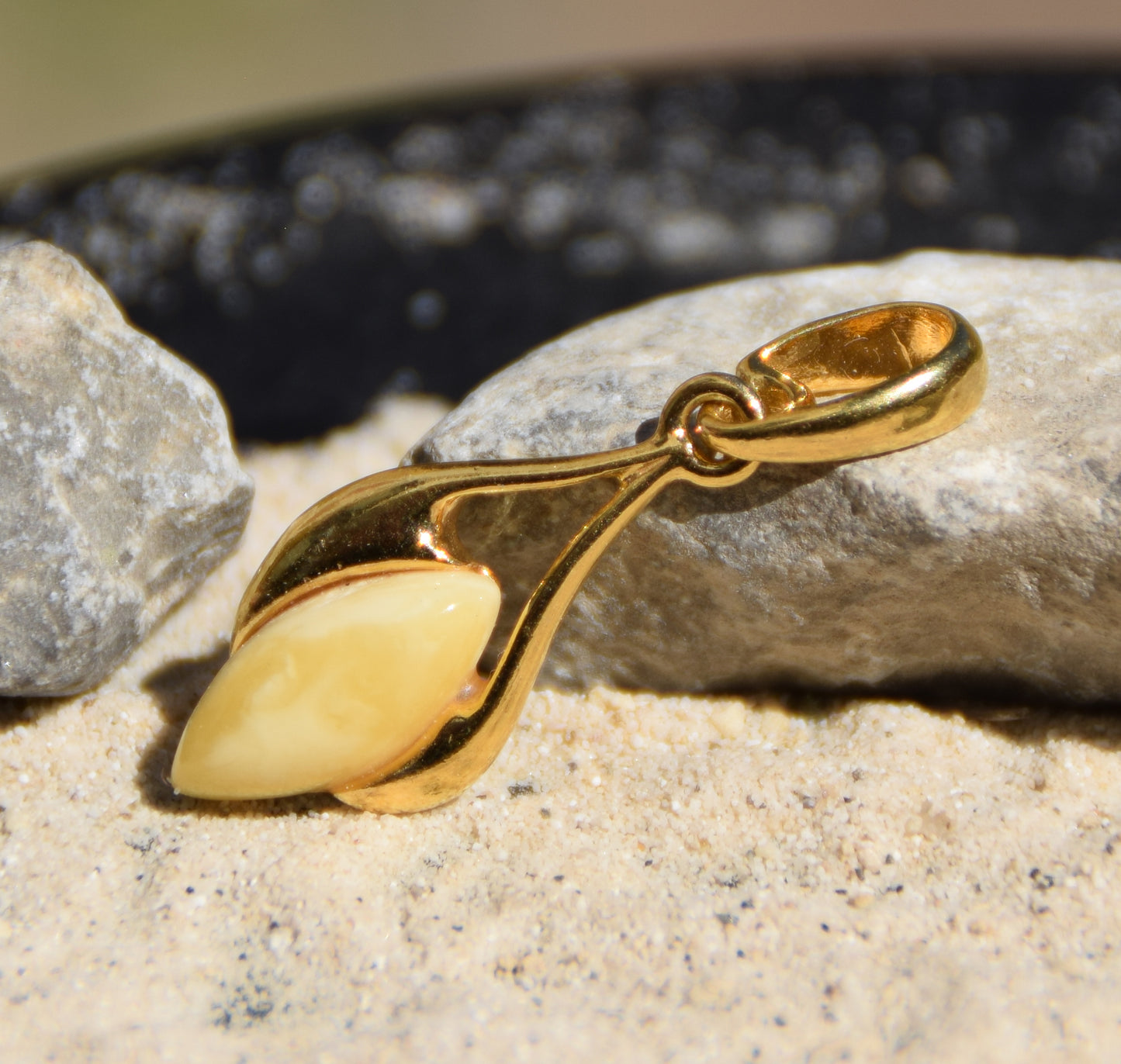 Elegante ciondolo in Ambra naturale imperiale e Argento 925 placcato in Oro 18k, MJ Baltica, BZW160