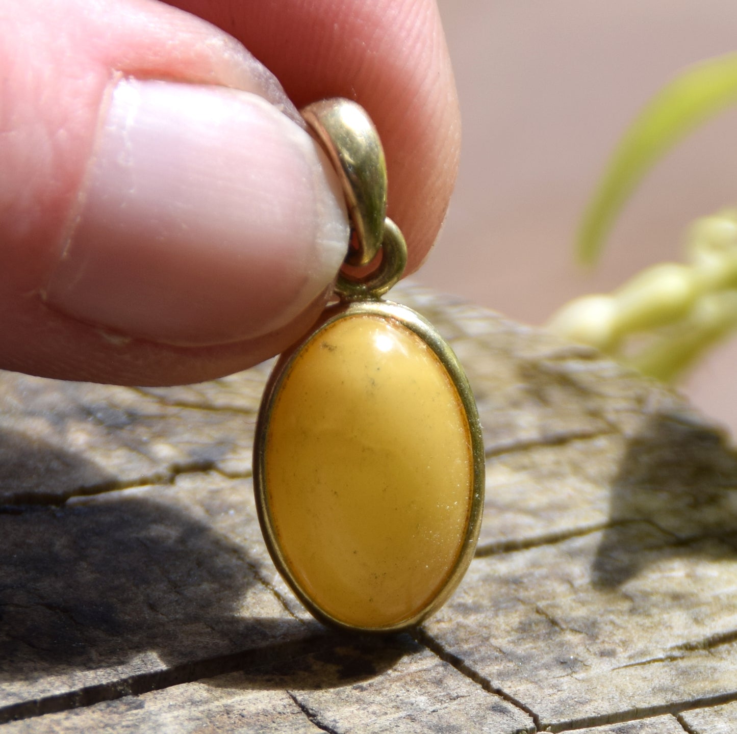 Classic oval pendant in natural Imperial Amber and 18k Gold plated Silver, MJ Baltica, BZW162