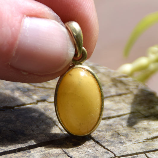 Classic oval pendant in natural Imperial Amber and 18k Gold plated Silver, MJ Baltica, BZW162