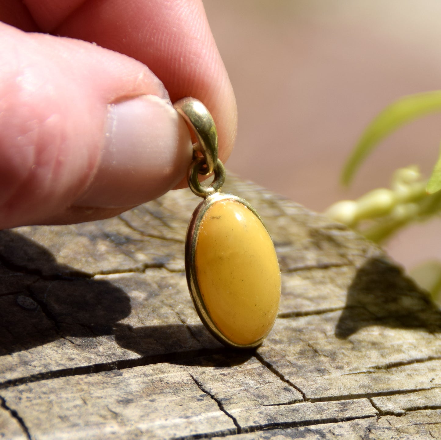 Classic oval pendant in natural Imperial Amber and 18k Gold plated Silver, MJ Baltica, BZW162
