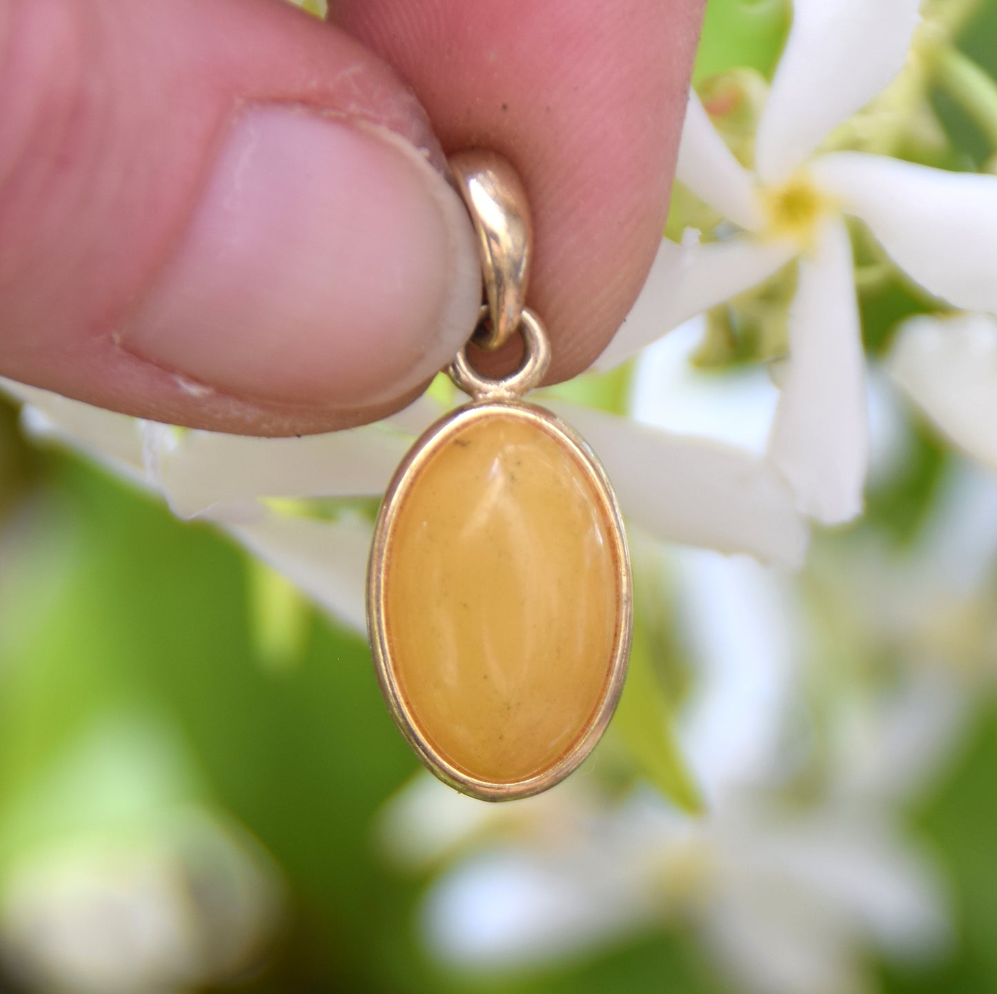 Classic oval pendant in natural Imperial Amber and 18k Gold plated Silver, MJ Baltica, BZW162