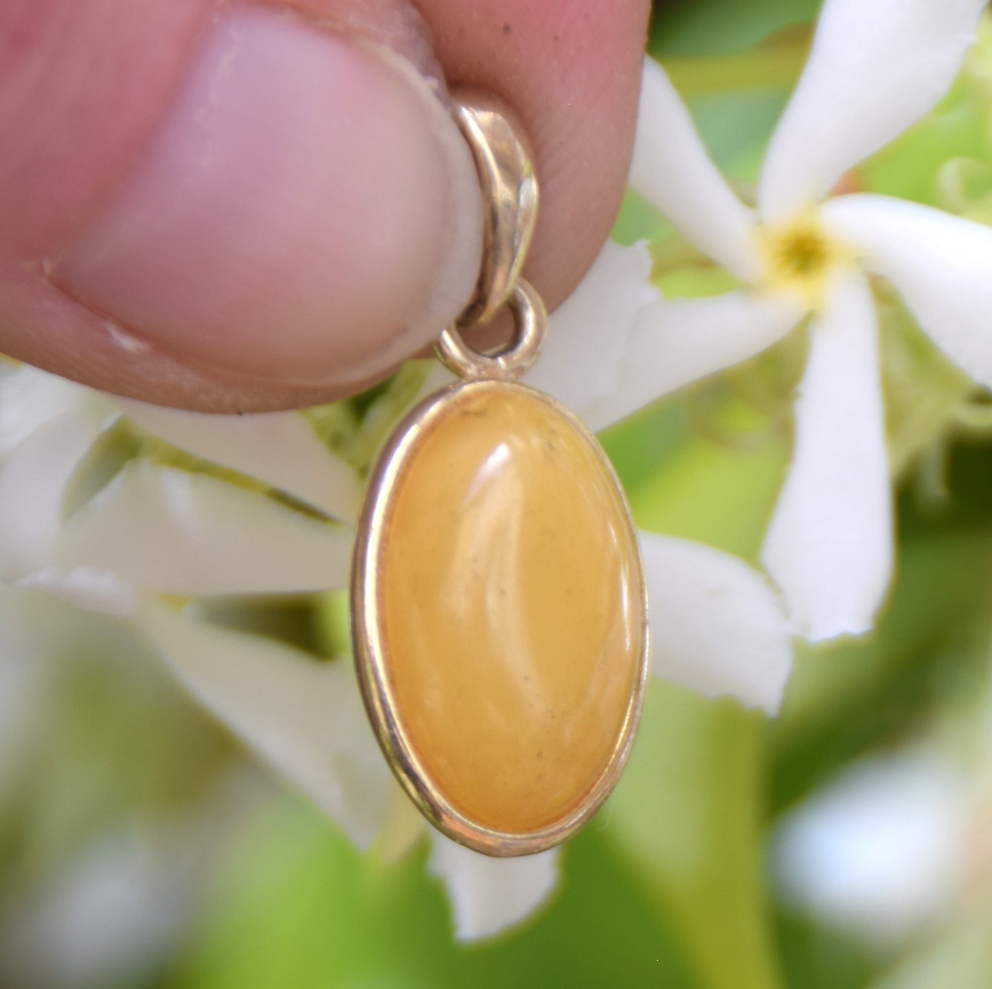 Classic oval pendant in natural Imperial Amber and 18k Gold plated Silver, MJ Baltica, BZW162