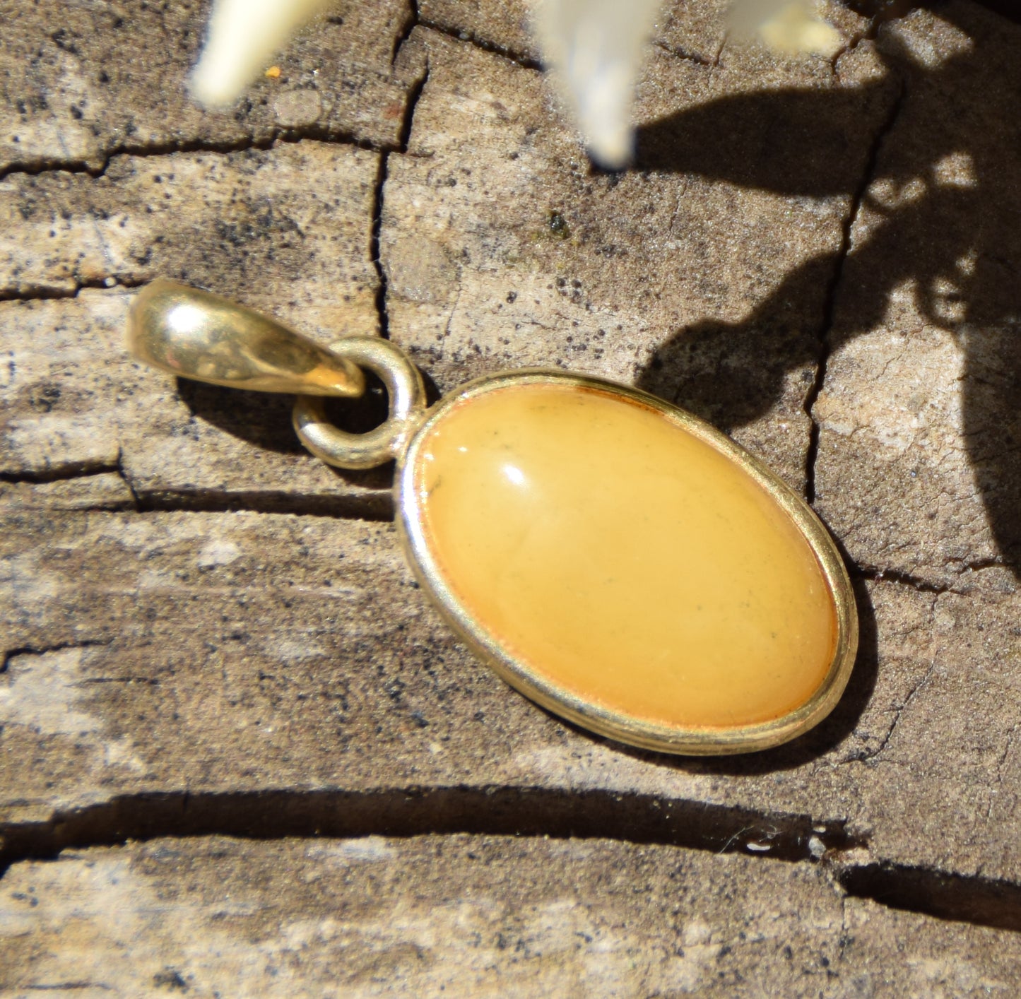 Classic oval pendant in natural Imperial Amber and 18k Gold plated Silver, MJ Baltica, BZW162