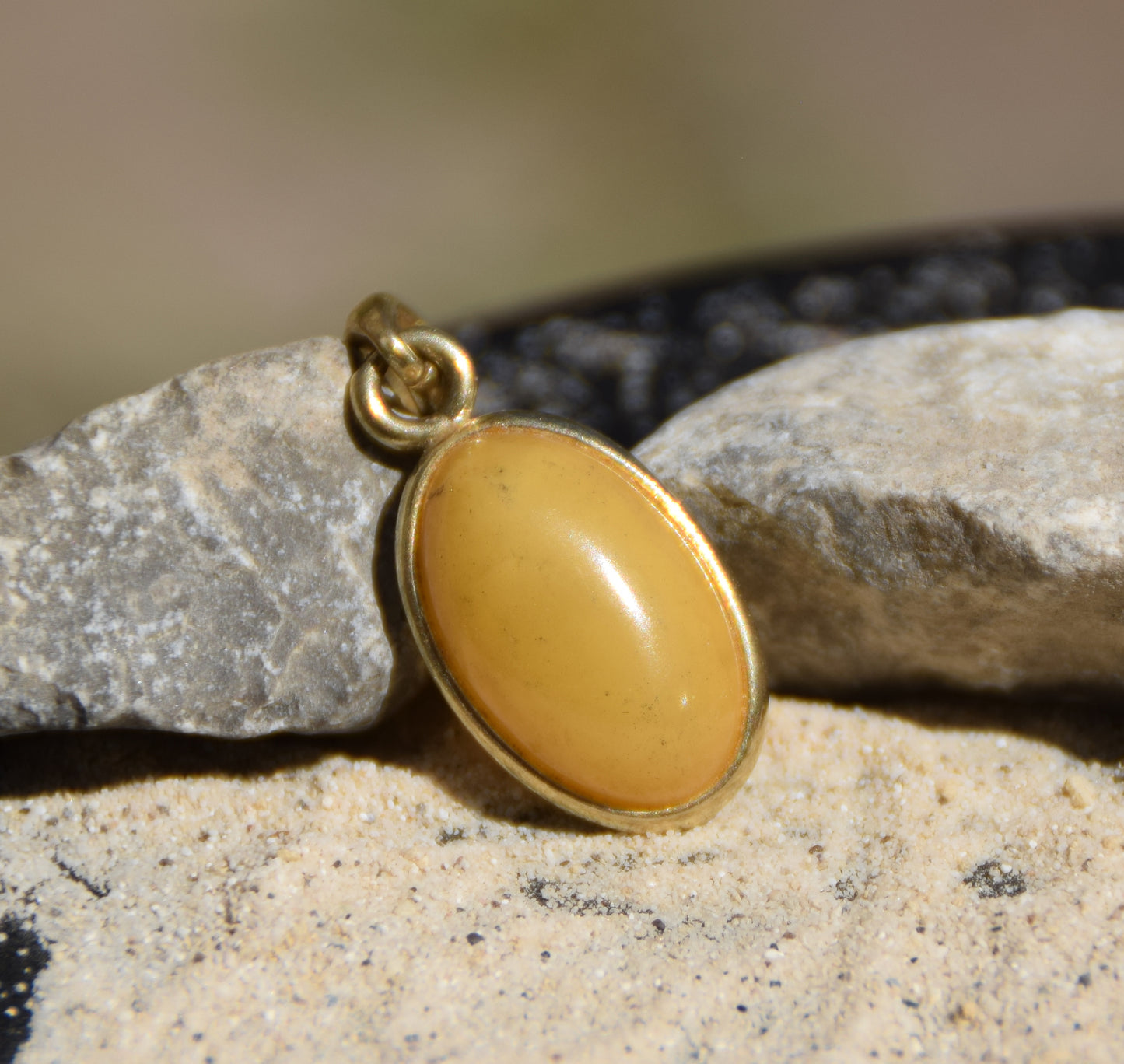 Classic oval pendant in natural Imperial Amber and 18k Gold plated Silver, MJ Baltica, BZW162