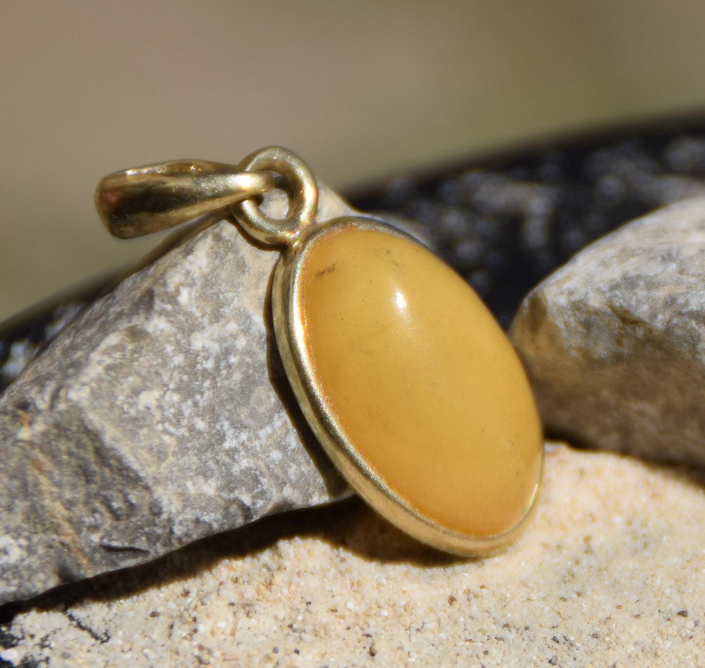 Classic oval pendant in natural Imperial Amber and 18k Gold plated Silver, MJ Baltica, BZW162