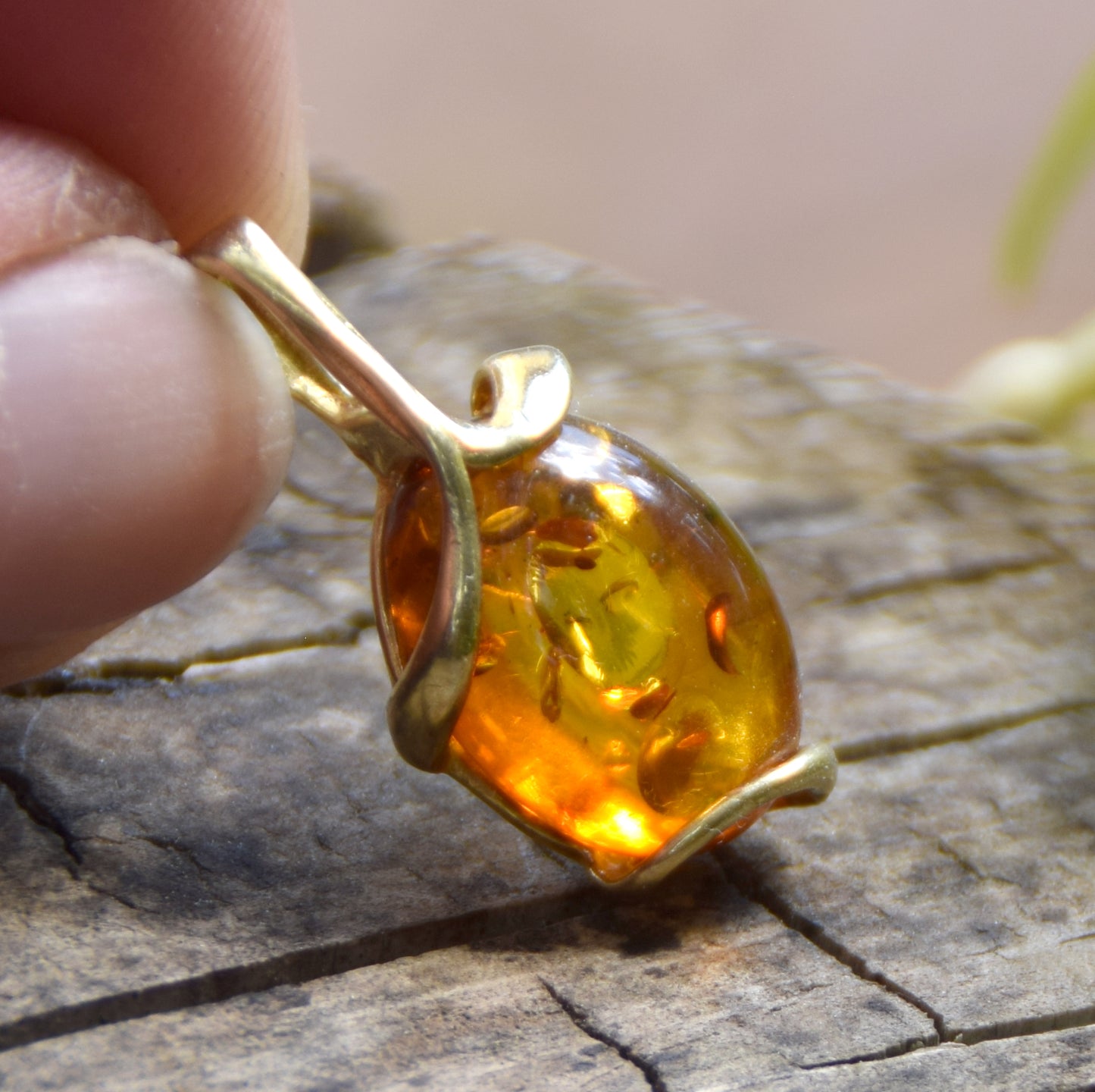 Elegante ciondolo ovale in Argento 925 placcato in Oro 18k e Ambra naturale color cognac, MJ Baltica, BZW168