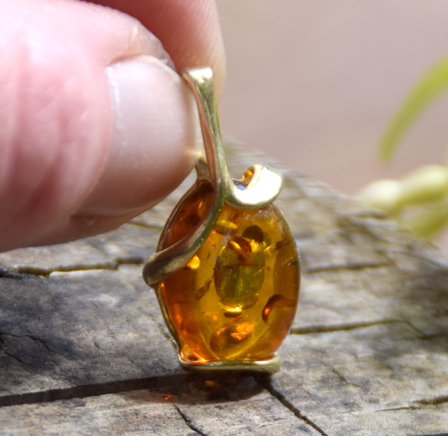 Elegante ciondolo ovale in Argento 925 placcato in Oro 18k e Ambra naturale color cognac, MJ Baltica, BZW168