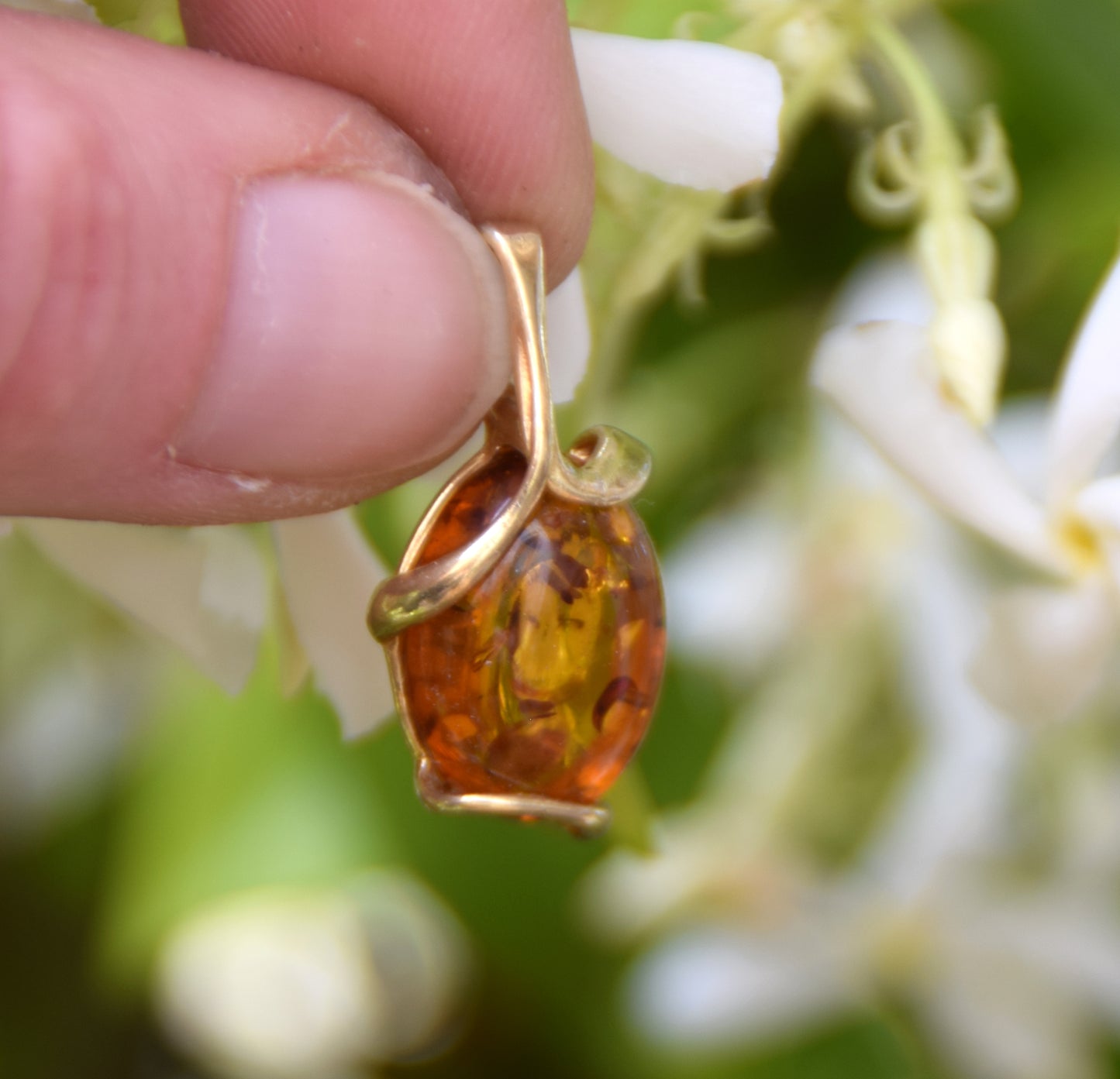 Elegante ciondolo ovale in Argento 925 placcato in Oro 18k e Ambra naturale color cognac, MJ Baltica, BZW168