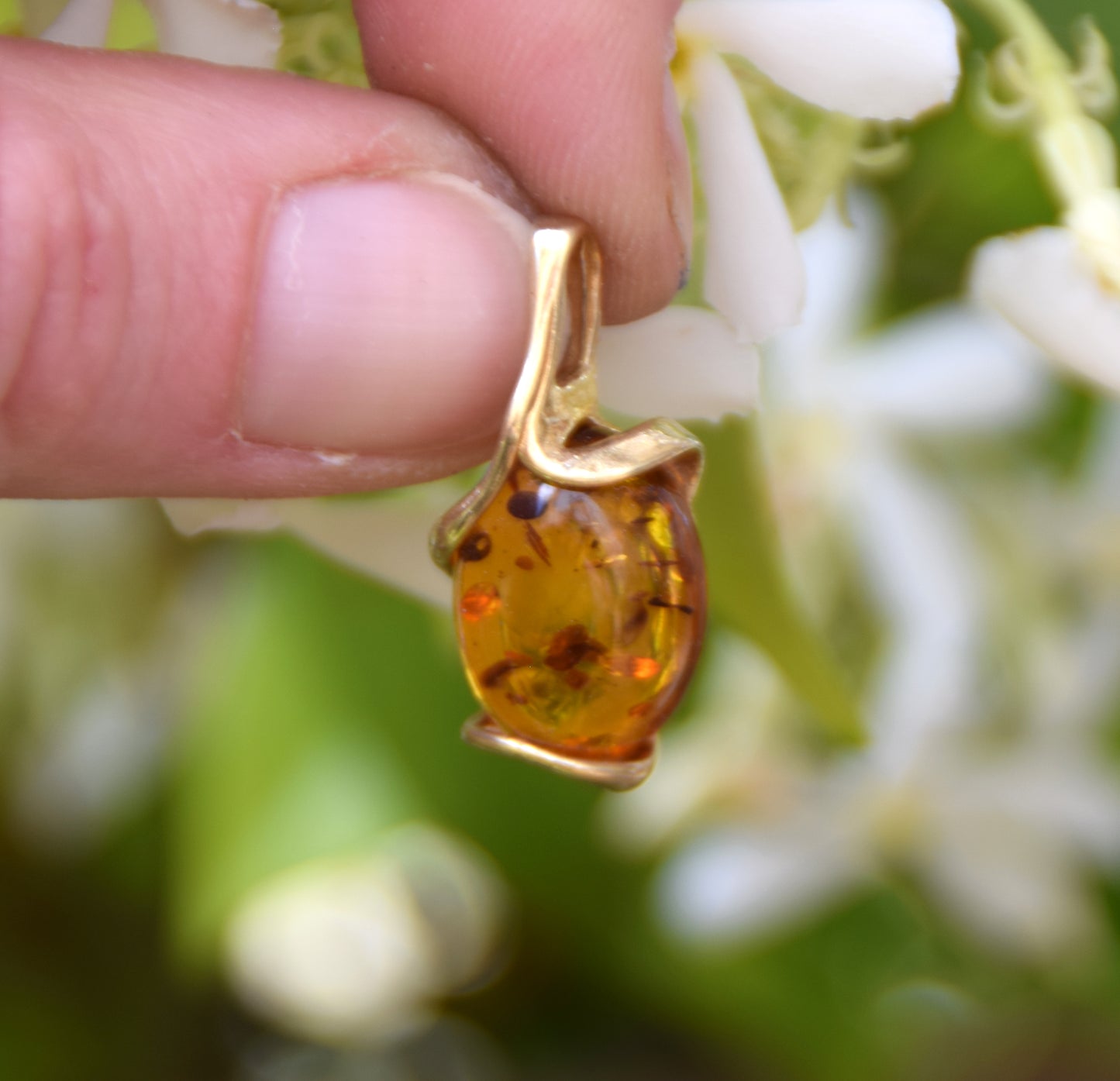 Elegante ciondolo ovale in Argento 925 placcato in Oro 18k e Ambra naturale color cognac, MJ Baltica, BZW168