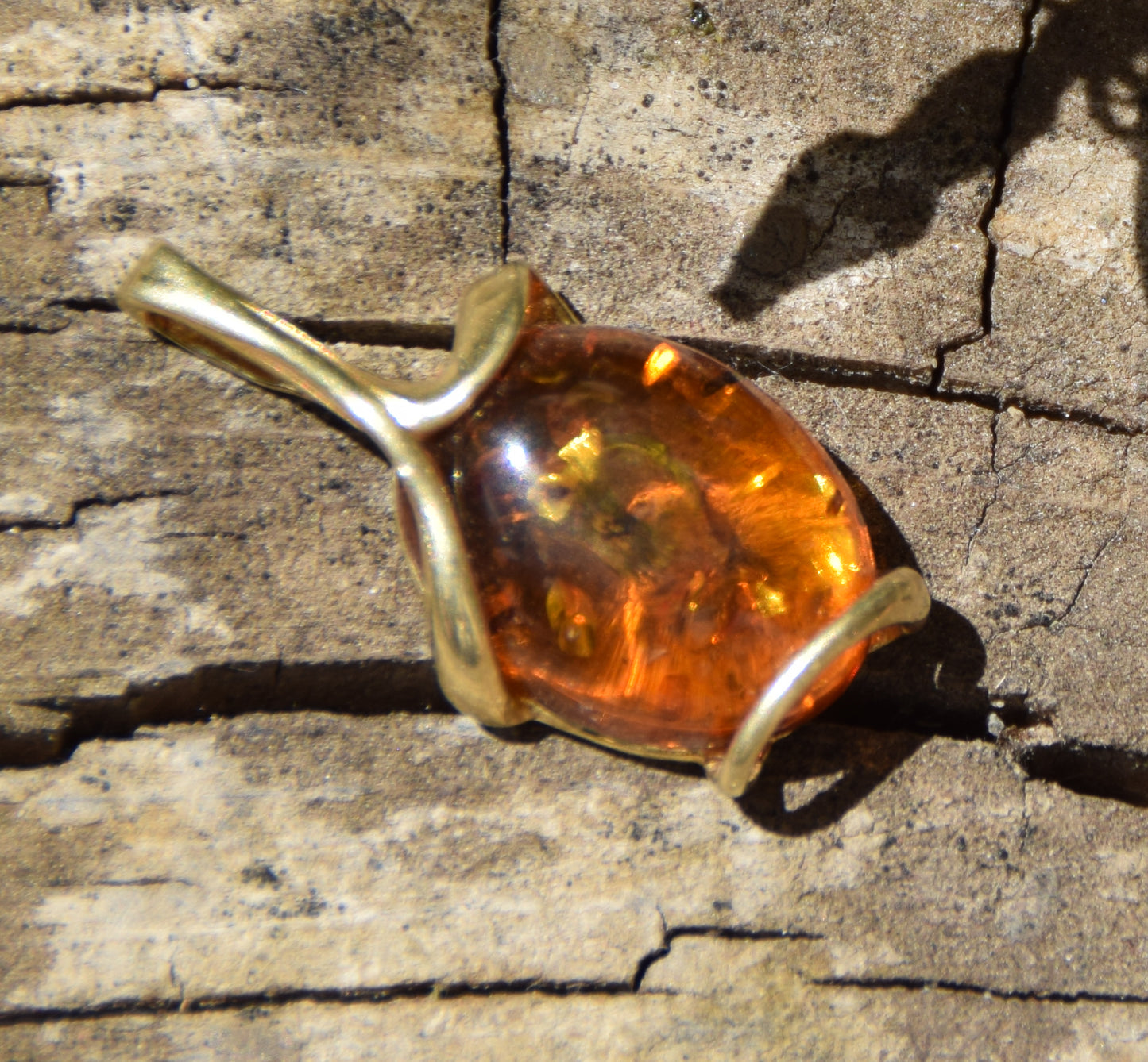 Elegante ciondolo ovale in Argento 925 placcato in Oro 18k e Ambra naturale color cognac, MJ Baltica, BZW168