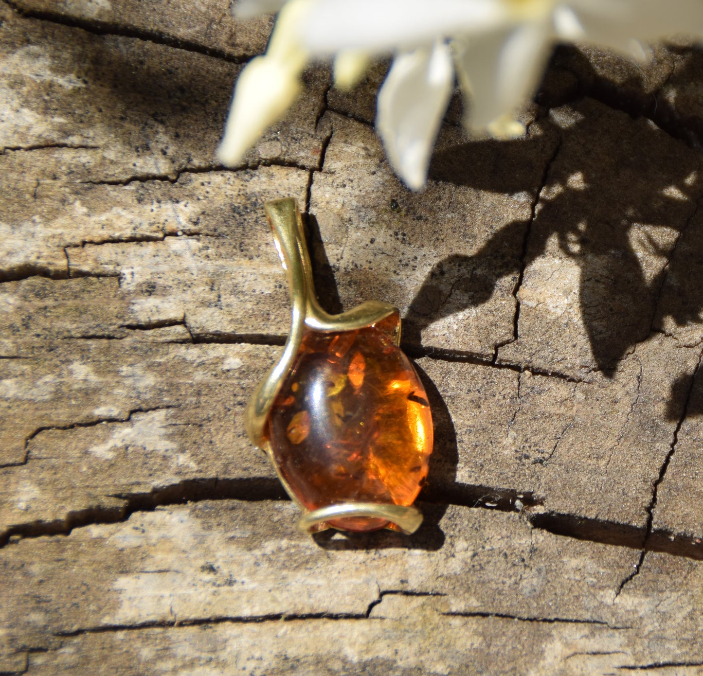 Elegante ciondolo ovale in Argento 925 placcato in Oro 18k e Ambra naturale color cognac, MJ Baltica, BZW168