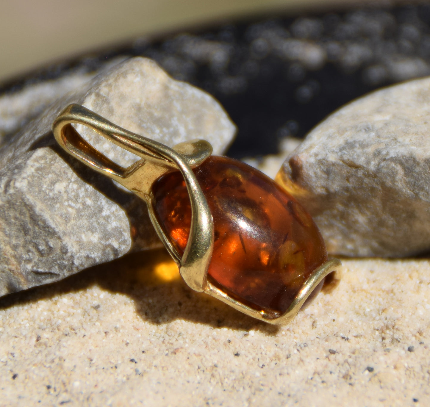Elegante ciondolo ovale in Argento 925 placcato in Oro 18k e Ambra naturale color cognac, MJ Baltica, BZW168