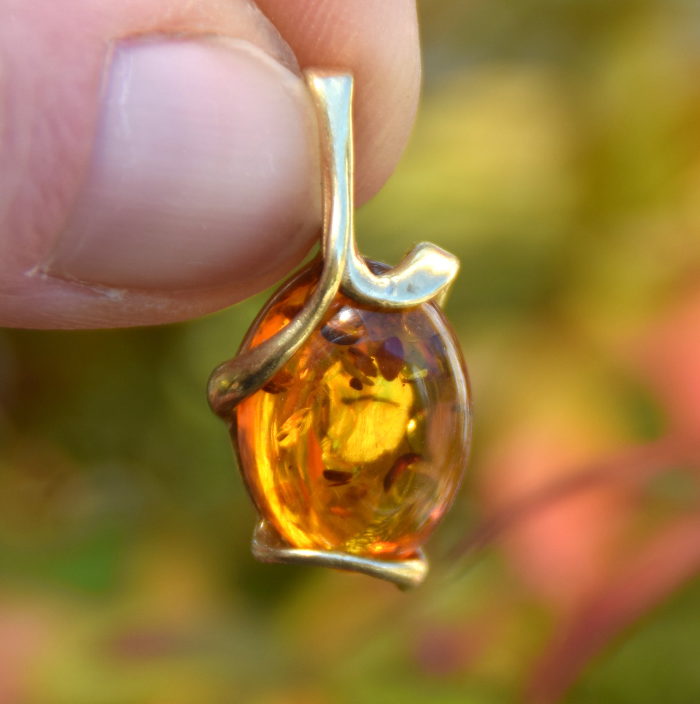 Elegante ciondolo ovale in Argento 925 placcato in Oro 18k e Ambra naturale color cognac, MJ Baltica, BZW168