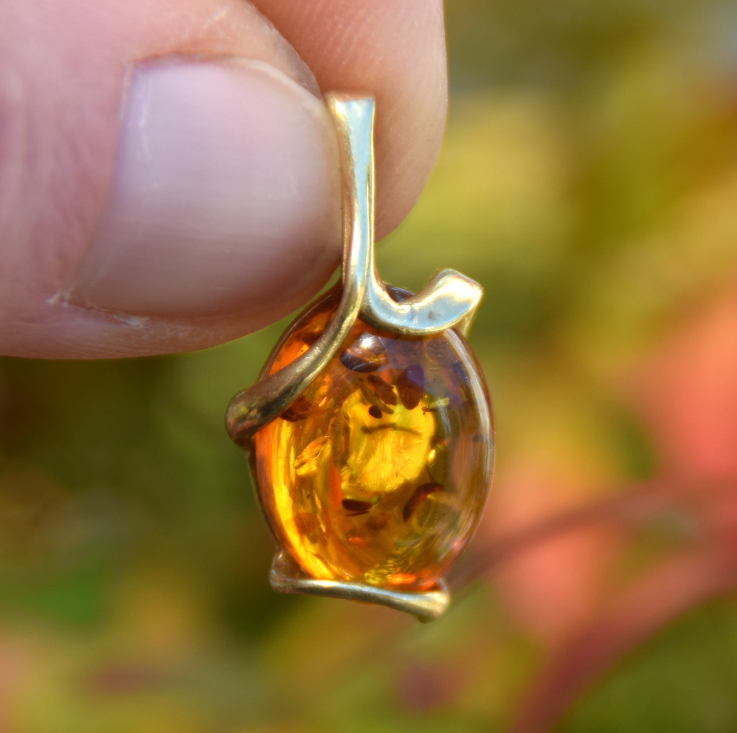 Elegante ciondolo ovale in Argento 925 placcato in Oro 18k e Ambra naturale color cognac, MJ Baltica, BZW168