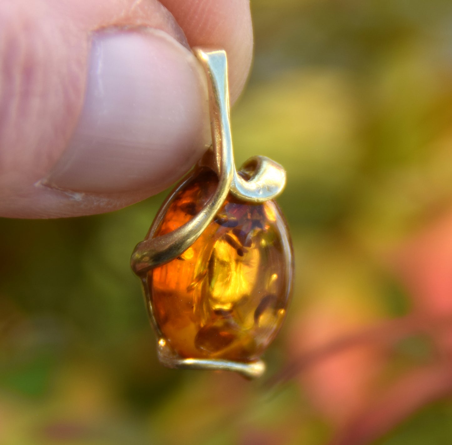 Elegante ciondolo ovale in Argento 925 placcato in Oro 18k e Ambra naturale color cognac, MJ Baltica, BZW168