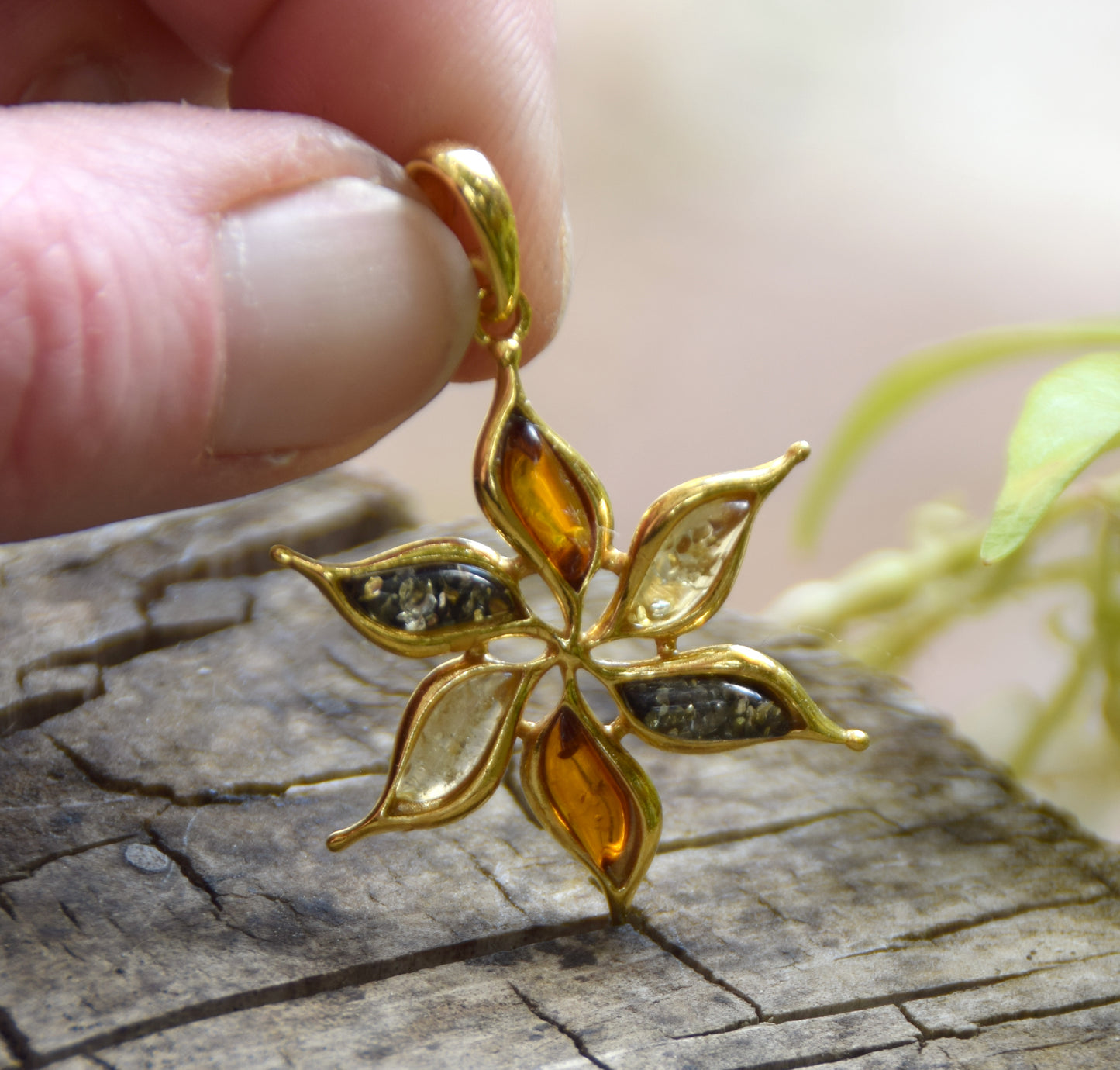 Ciondolo con fiore in Argento placcato in Oro 18k e Ambra naturale di varie tonalità, MJ Baltica BZW171