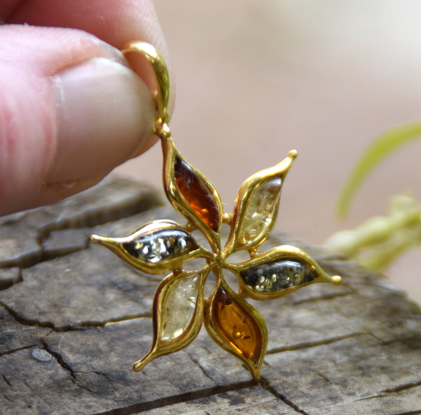 Ciondolo con fiore in Argento placcato in Oro 18k e Ambra naturale di varie tonalità, MJ Baltica BZW171