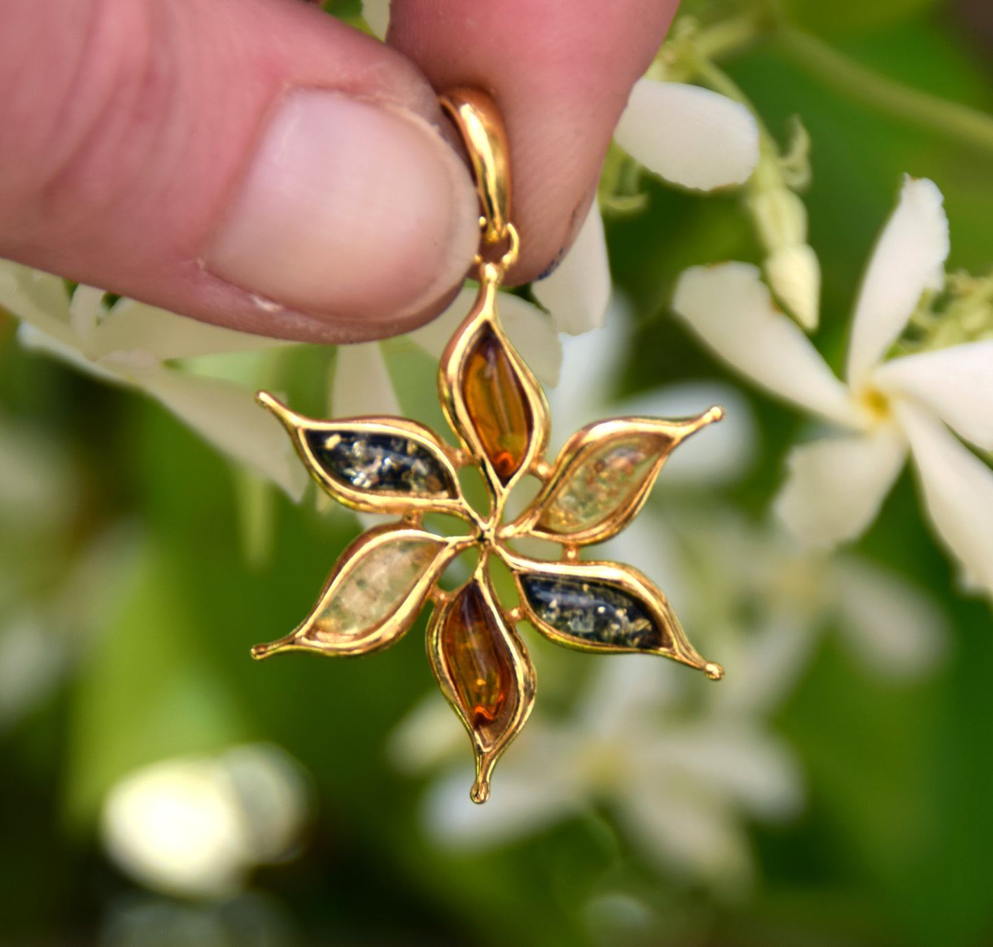 Ciondolo con fiore in Argento placcato in Oro 18k e Ambra naturale di varie tonalità, MJ Baltica BZW171