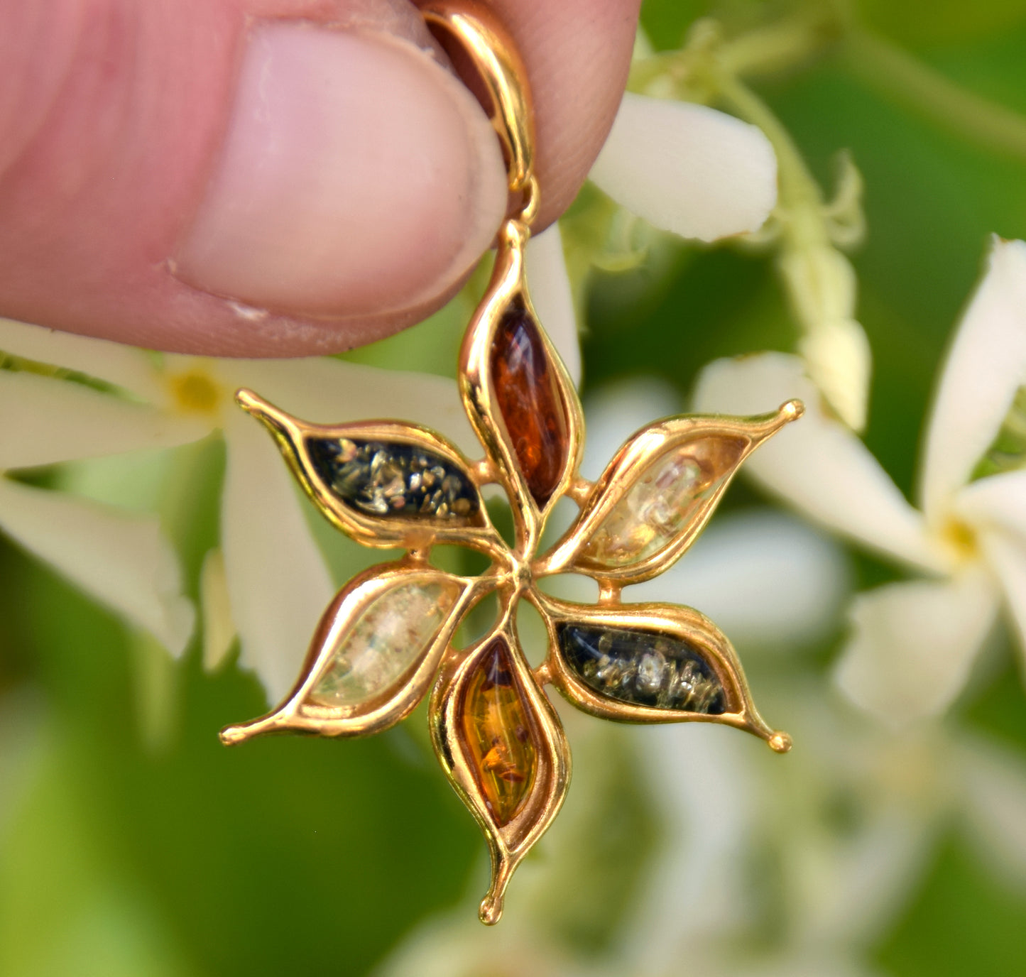Ciondolo con fiore in Argento placcato in Oro 18k e Ambra naturale di varie tonalità, MJ Baltica BZW171