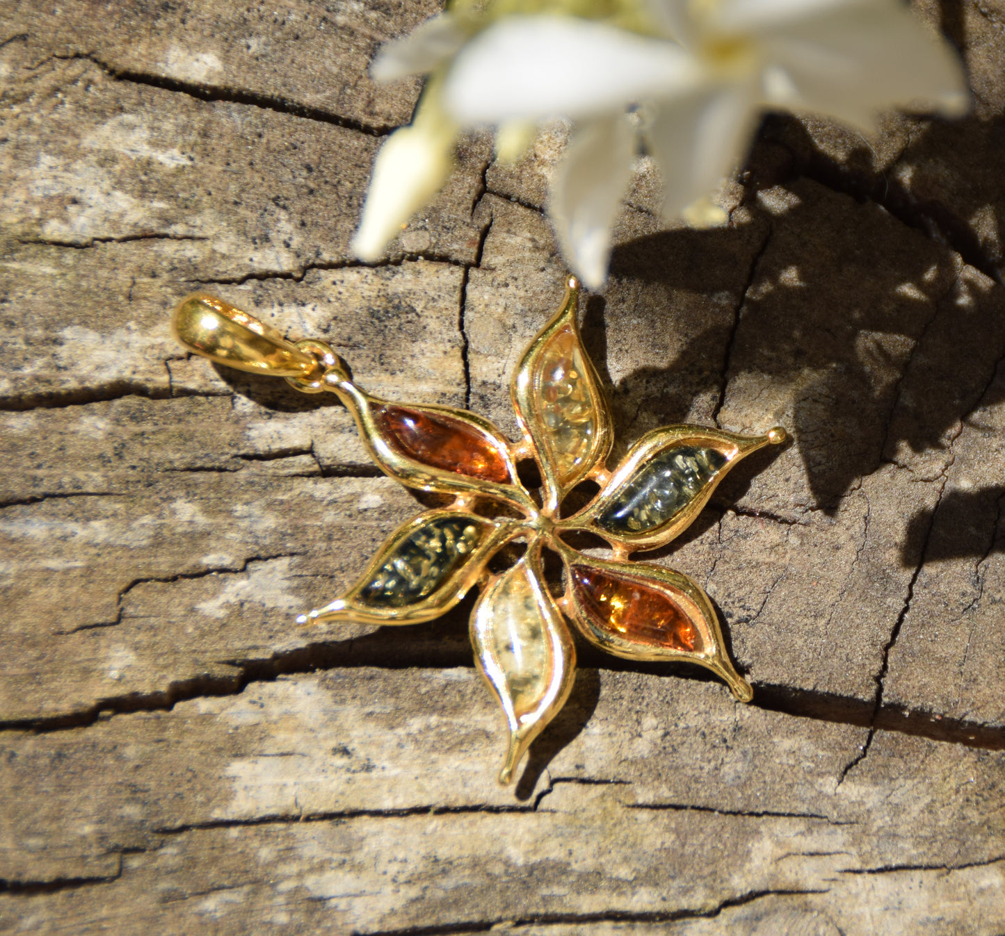 Ciondolo con fiore in Argento placcato in Oro 18k e Ambra naturale di varie tonalità, MJ Baltica BZW171