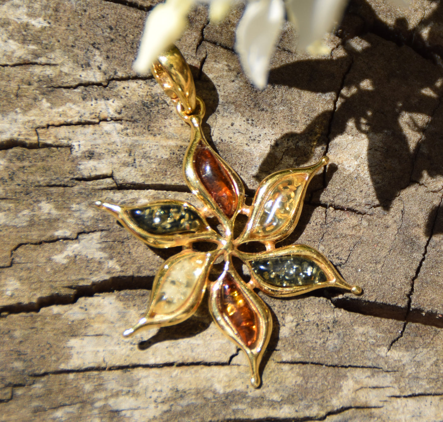 Ciondolo con fiore in Argento placcato in Oro 18k e Ambra naturale di varie tonalità, MJ Baltica BZW171