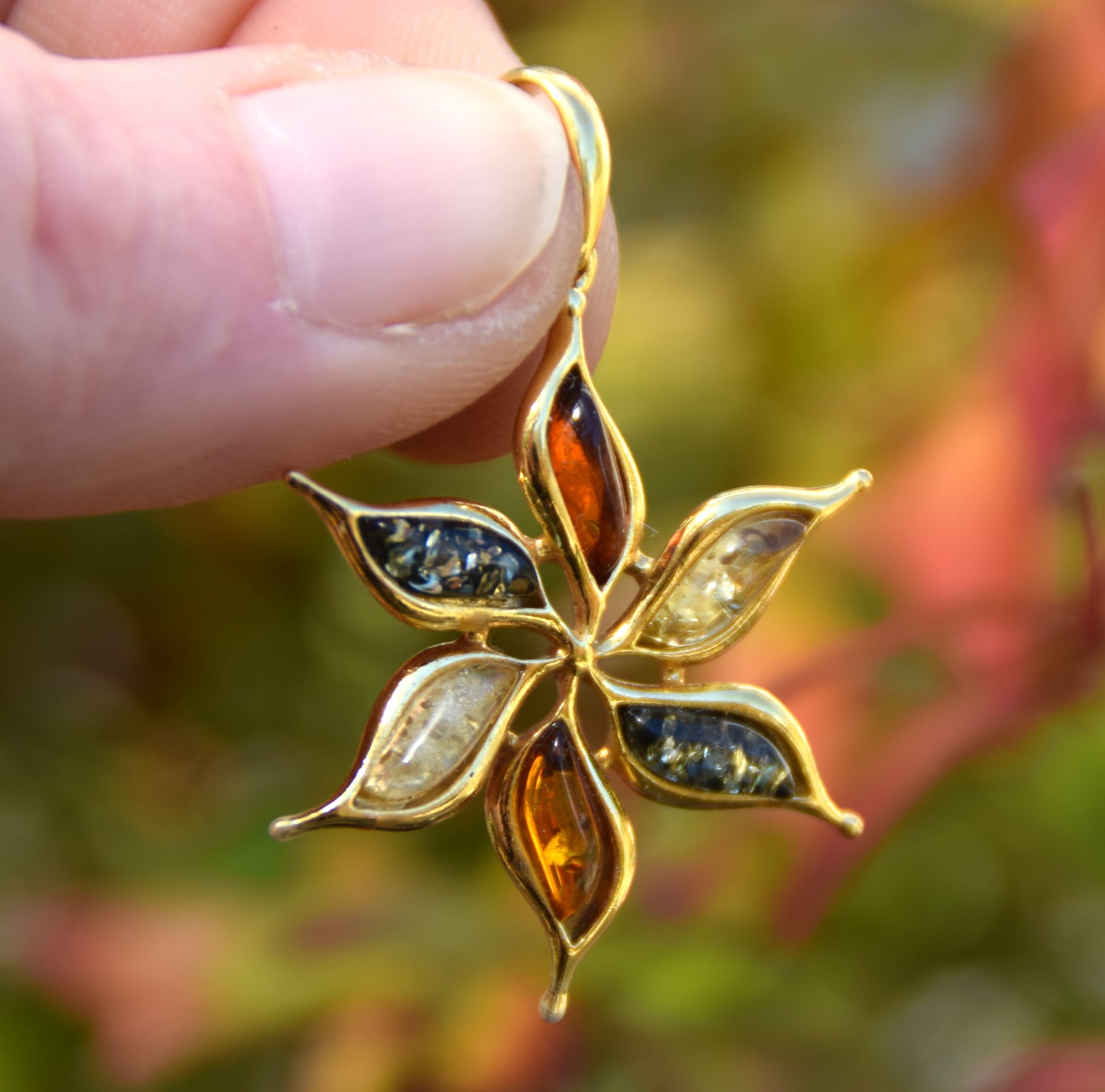 Ciondolo con fiore in Argento placcato in Oro 18k e Ambra naturale di varie tonalità, MJ Baltica BZW171