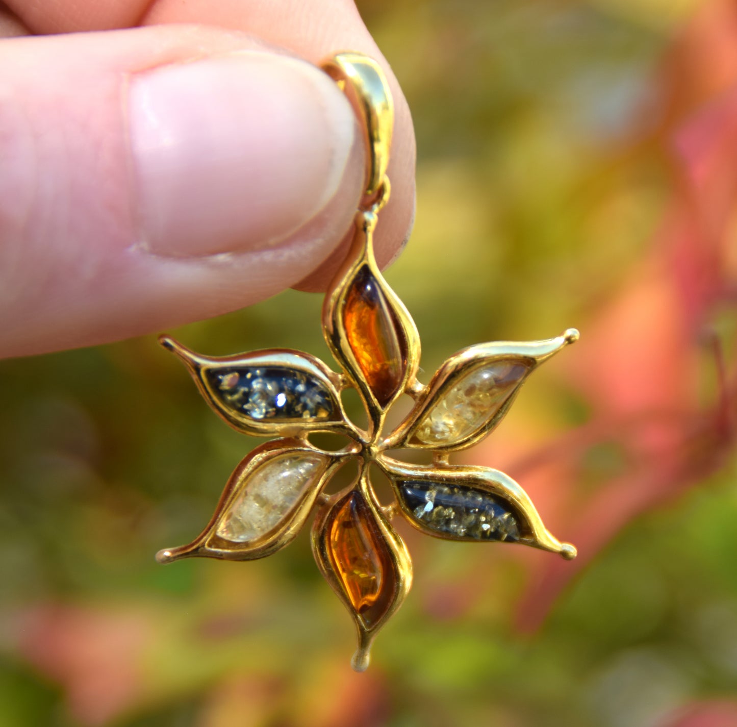 Ciondolo con fiore in Argento placcato in Oro 18k e Ambra naturale di varie tonalità, MJ Baltica BZW171