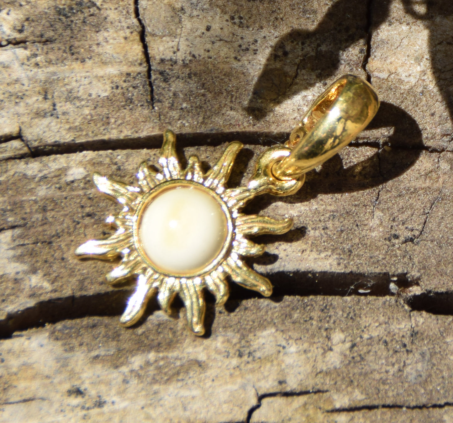 Delicate sun pendant with natural Imperial Amber in 18k Gold-plated Silver, MJ Baltica, BZW173