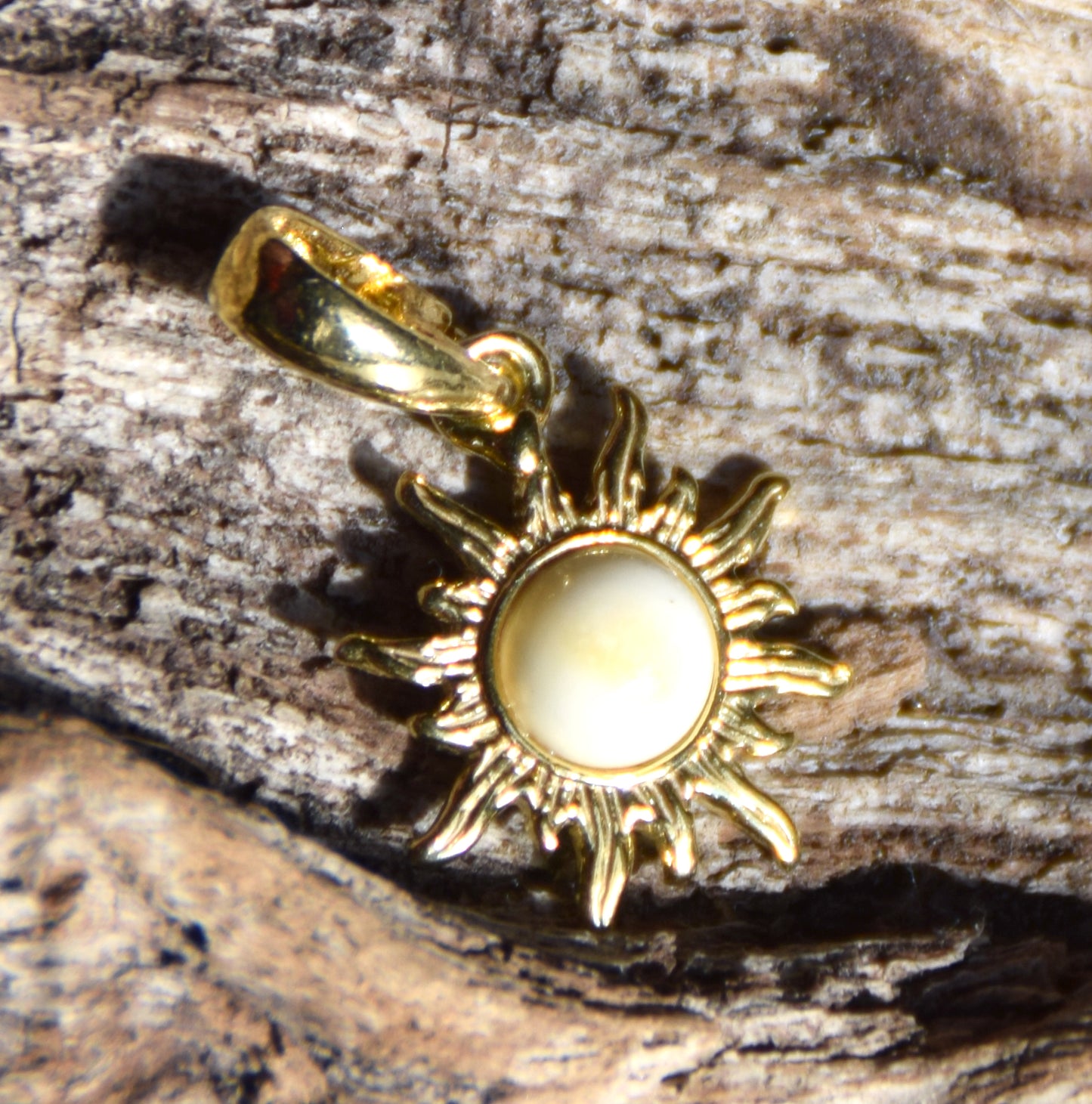 Delicate sun pendant with natural Imperial Amber in 18k Gold-plated Silver, MJ Baltica, BZW173