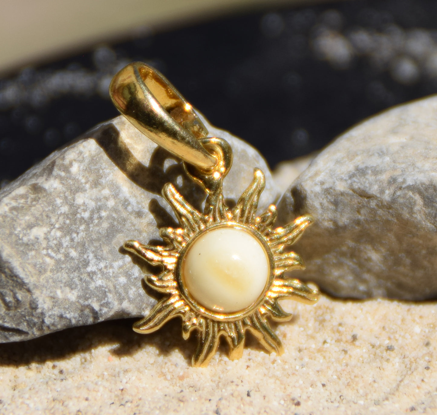Delicate sun pendant with natural Imperial Amber in 18k Gold-plated Silver, MJ Baltica, BZW173