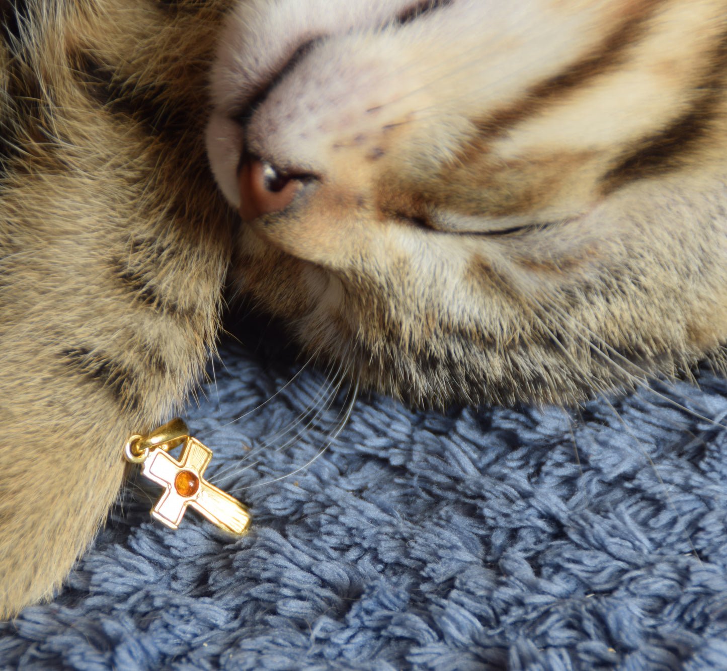 Classic style cross pendant in 925 Sterling Silver 18k Gold plated with natural Amber, MJ Baltica, BZW175