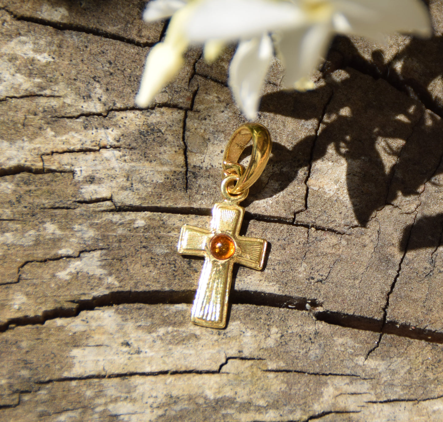 Classic style cross pendant in 925 Sterling Silver 18k Gold plated with natural Amber, MJ Baltica, BZW175