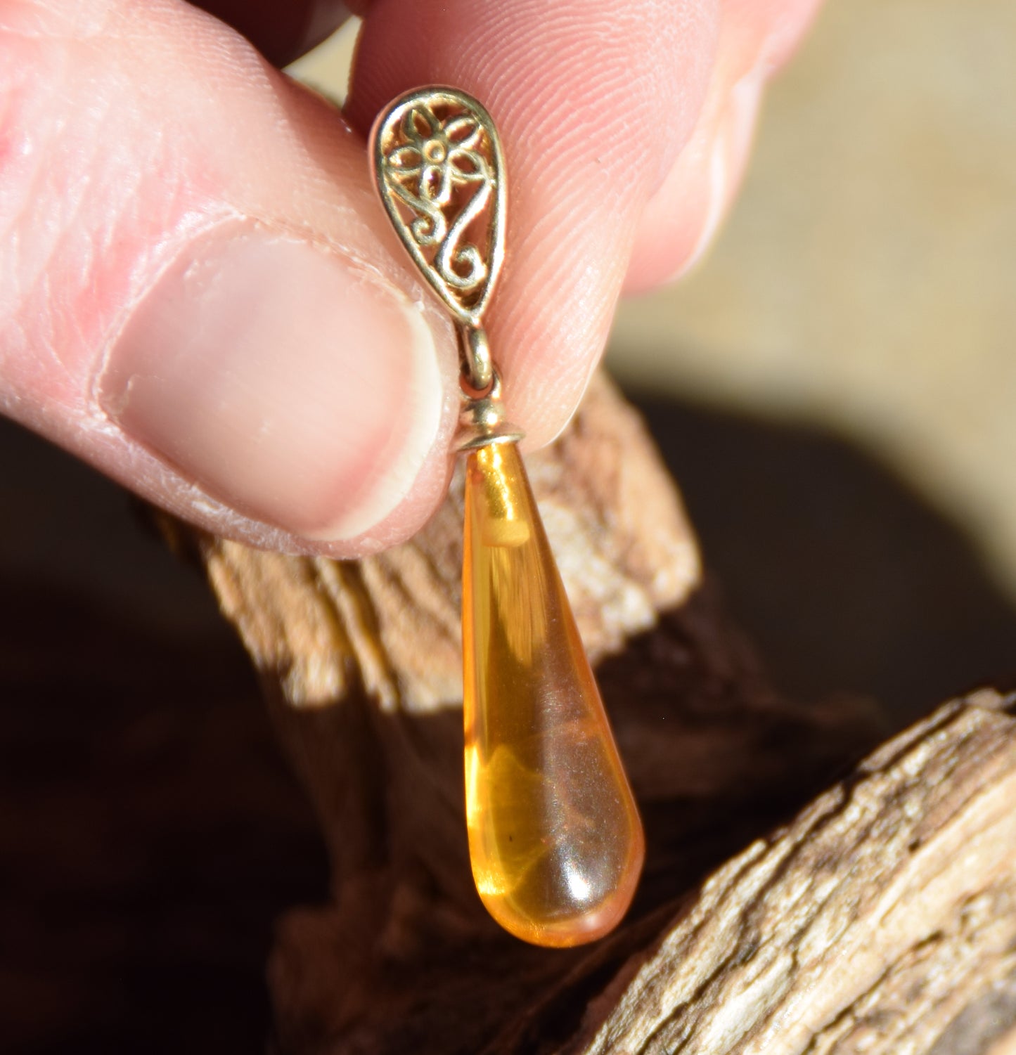 Classic pendant with cognac-colored natural Amber drop and 18k Gold plated Silver, MJ Baltica, BZW176