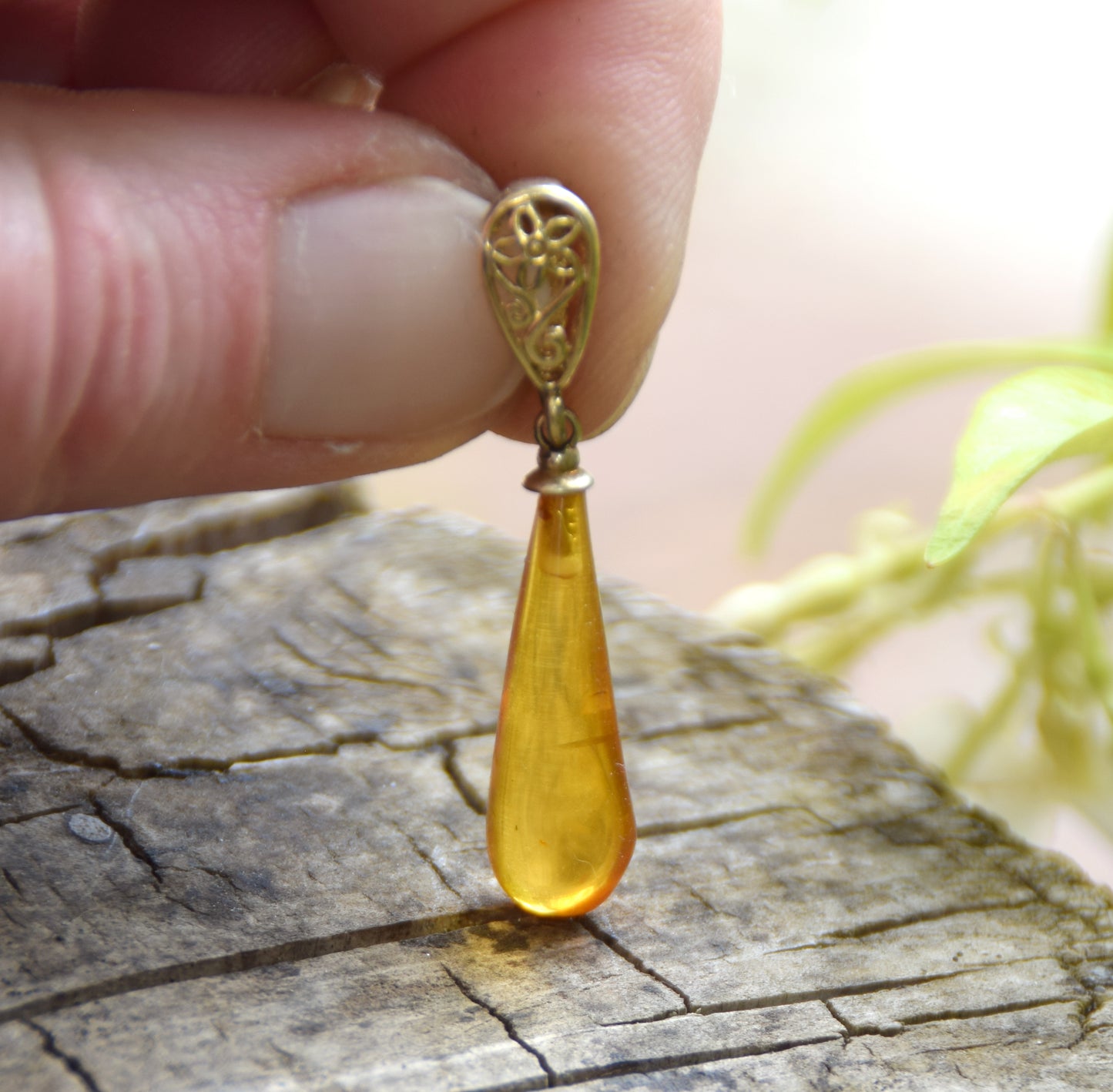 Classic pendant with cognac-colored natural Amber drop and 18k Gold plated Silver, MJ Baltica, BZW176