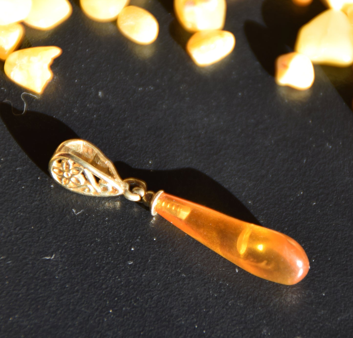 Classic pendant with cognac-colored natural Amber drop and 18k Gold plated Silver, MJ Baltica, BZW176