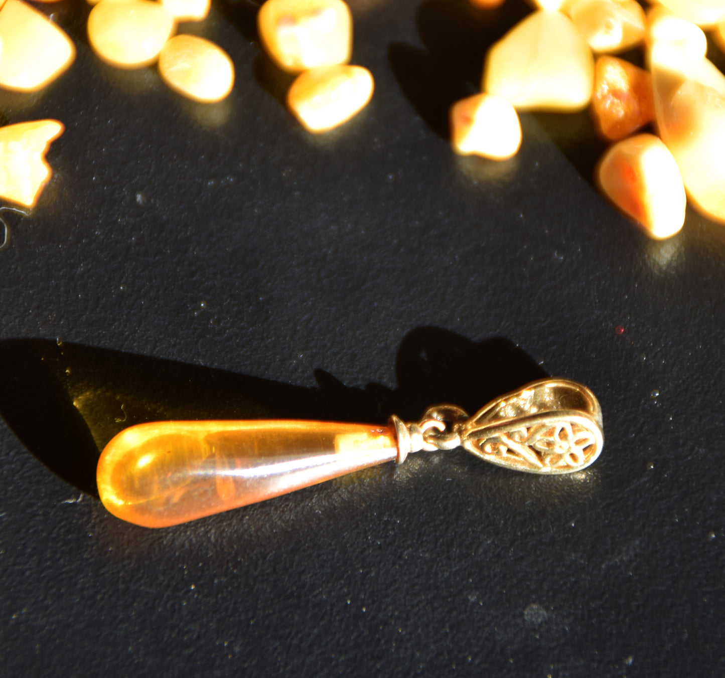 Classic pendant with cognac-colored natural Amber drop and 18k Gold plated Silver, MJ Baltica, BZW176
